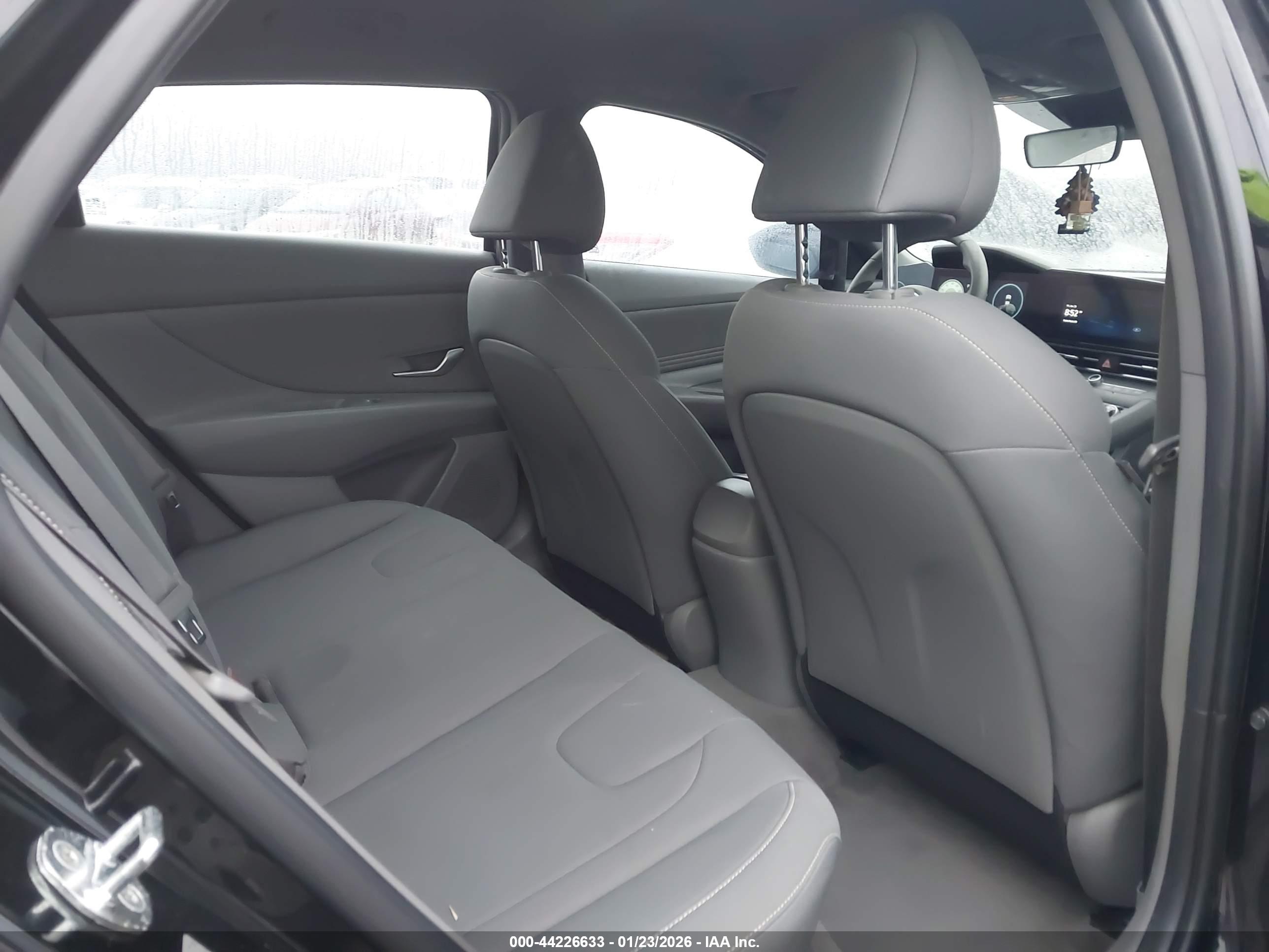 HYUNDAI ELANTRA image 8