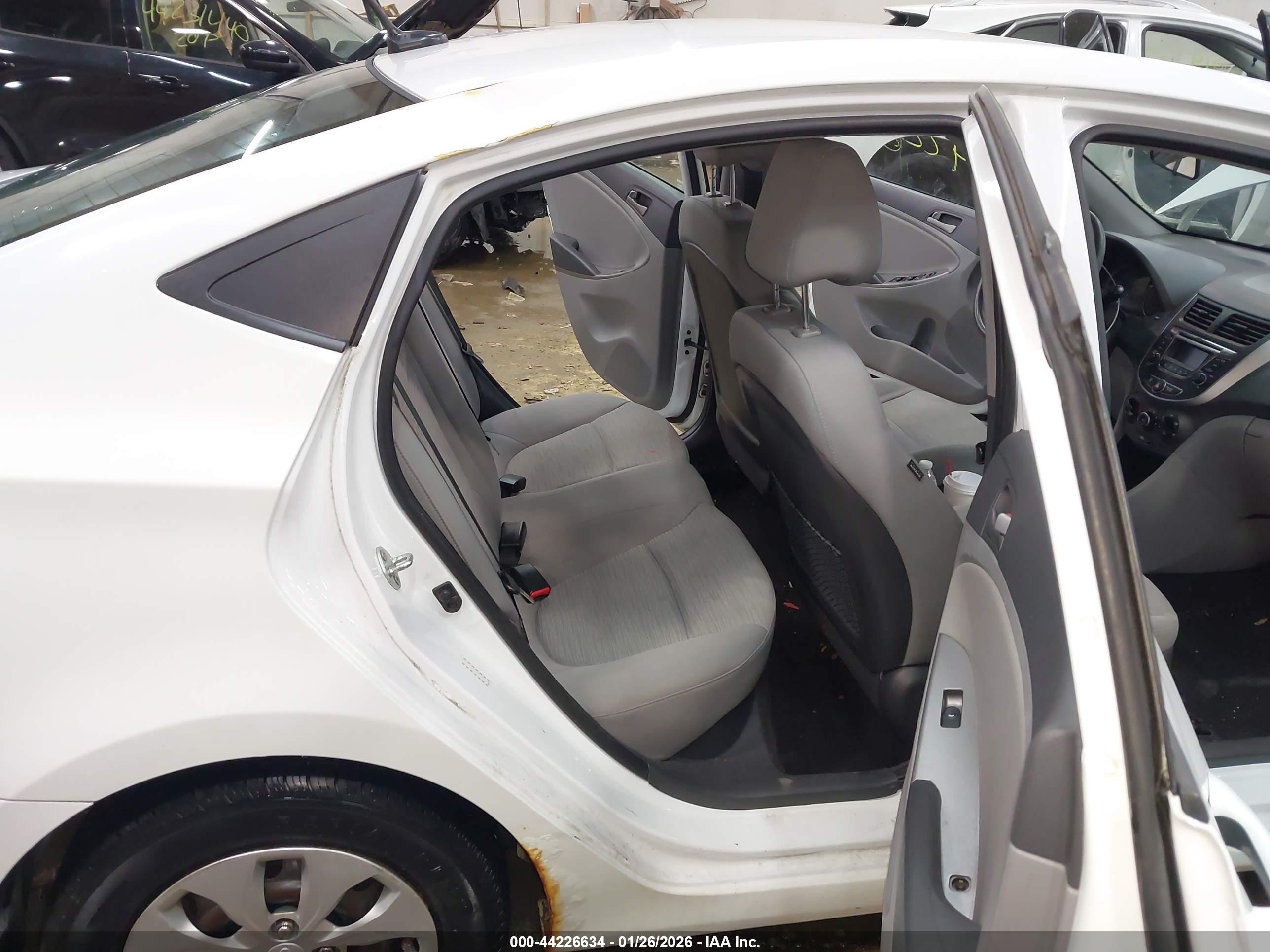 HYUNDAI ACCENT image 8