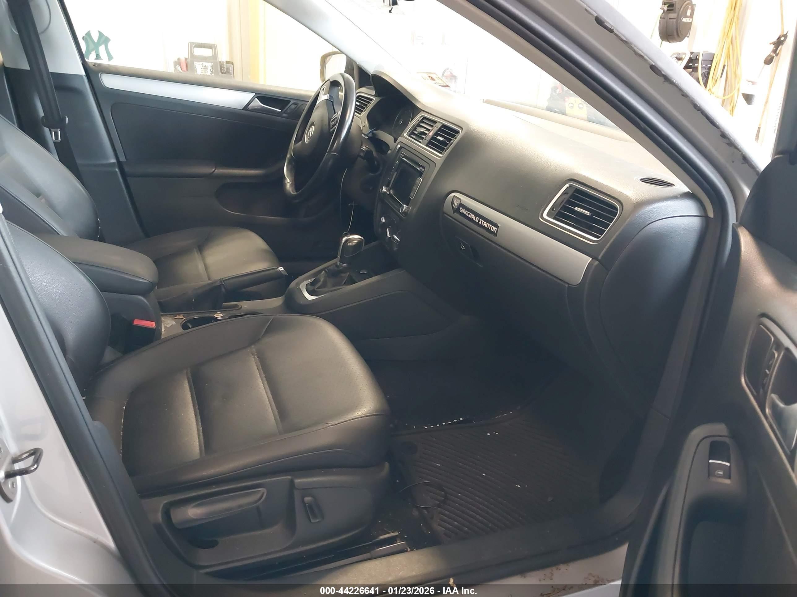 VOLKSWAGEN JETTA image 5