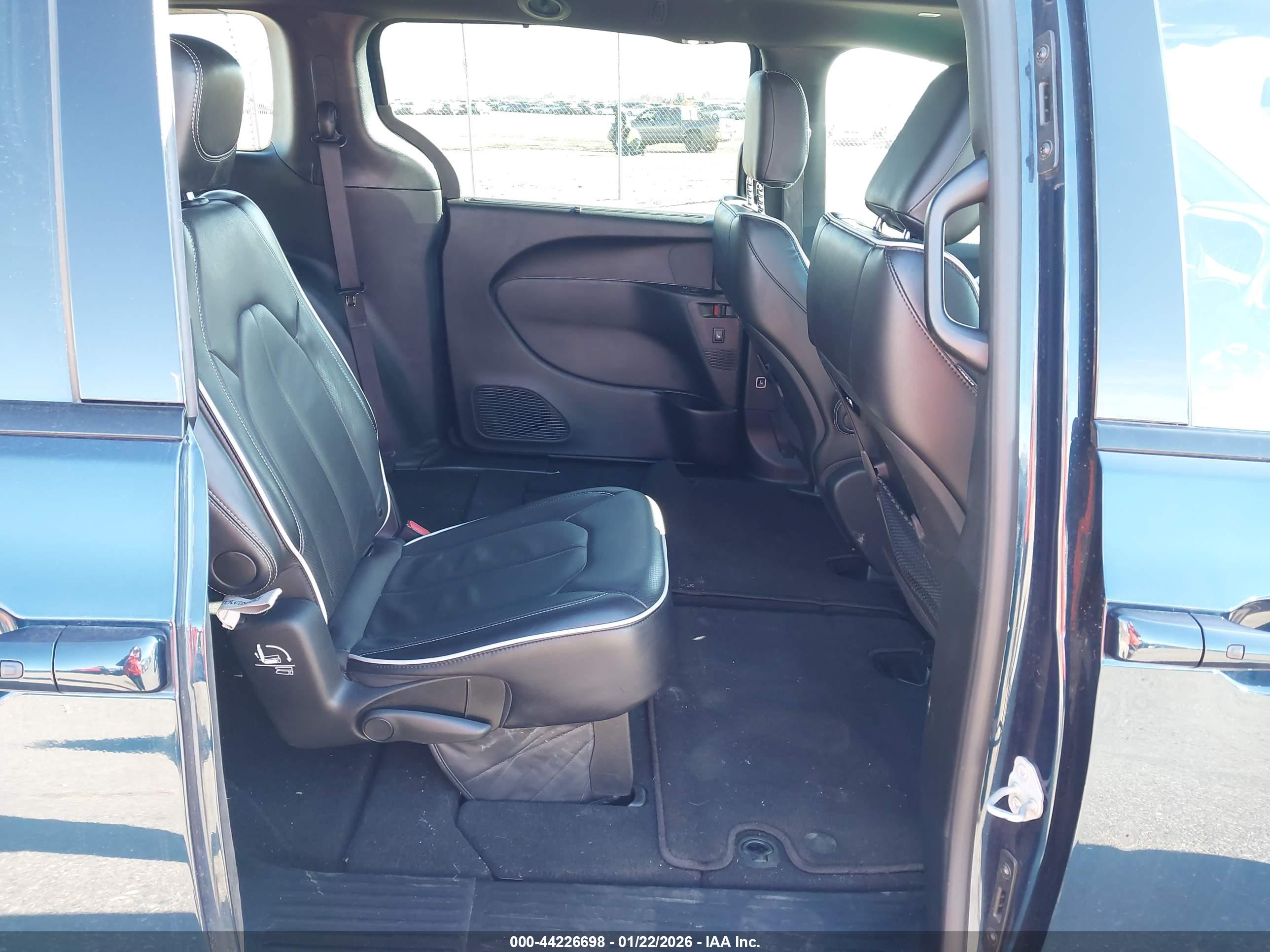 CHRYSLER PACIFICA image 8