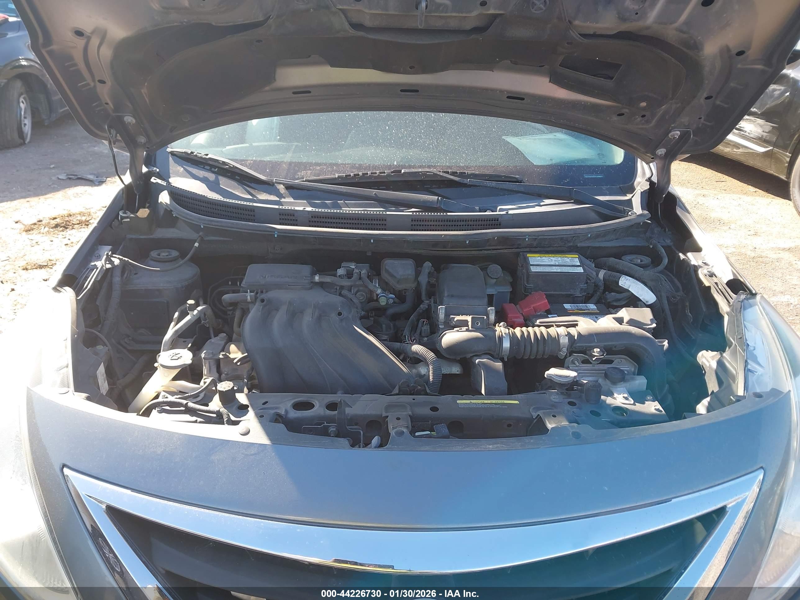 NISSAN VERSA image 10
