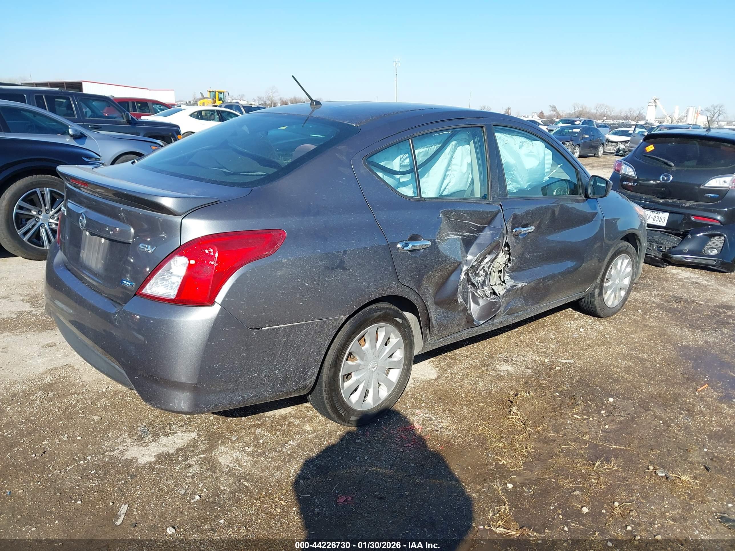 NISSAN VERSA image 4