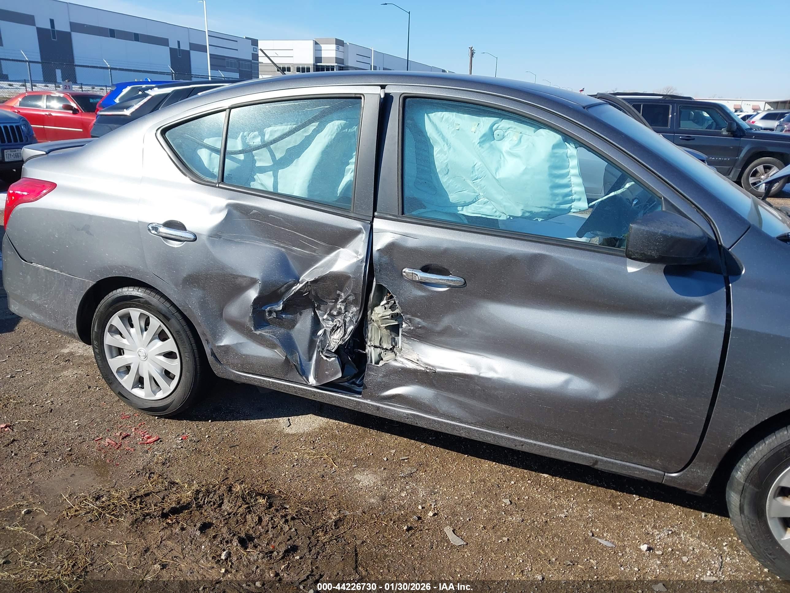 NISSAN VERSA image 6