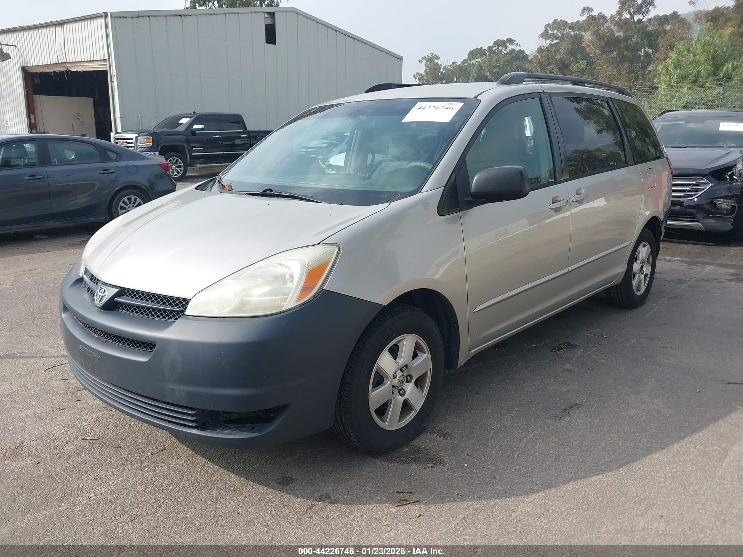 TOYOTA SIENNA image 2