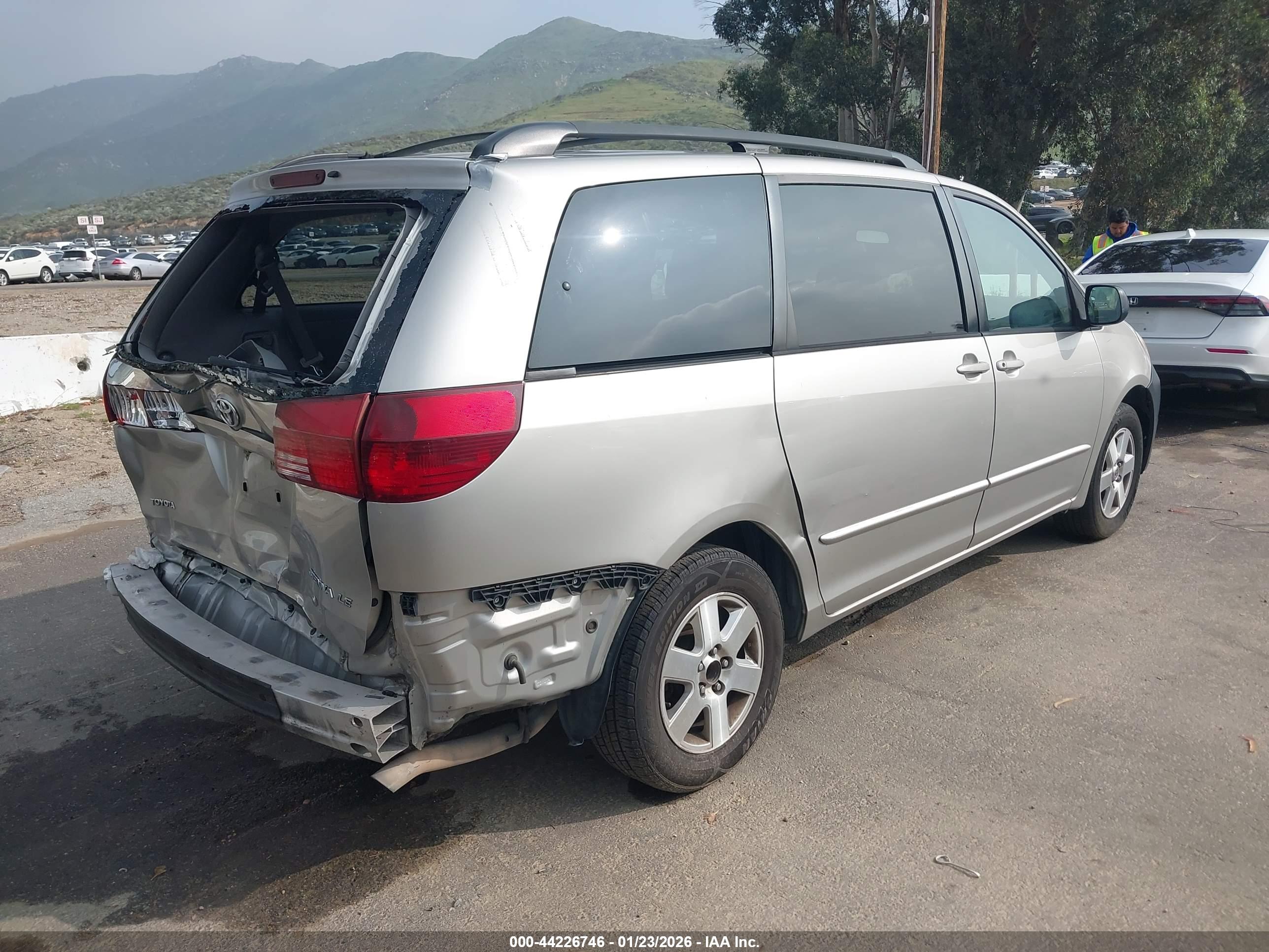 TOYOTA SIENNA image 4