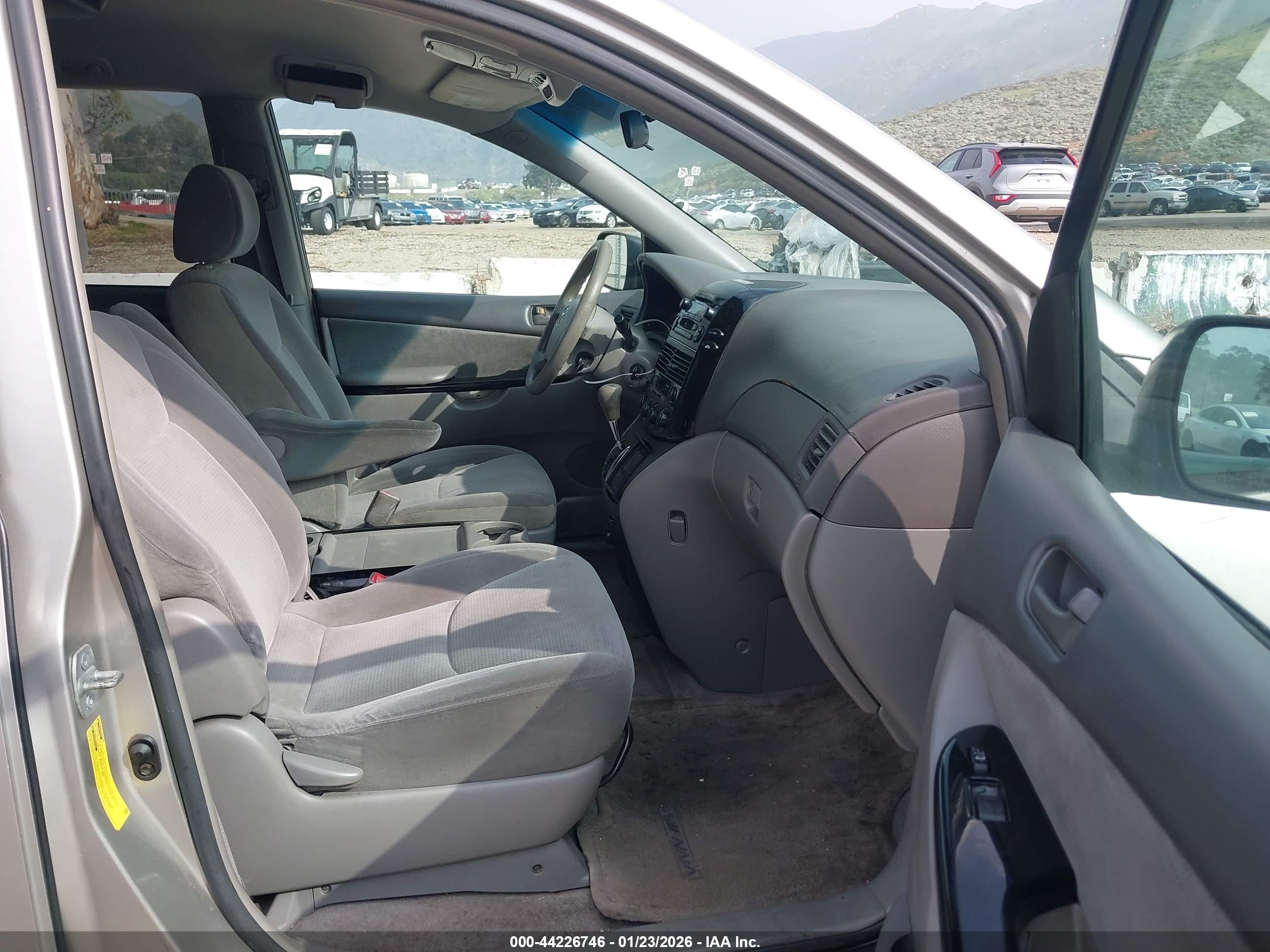 TOYOTA SIENNA image 5