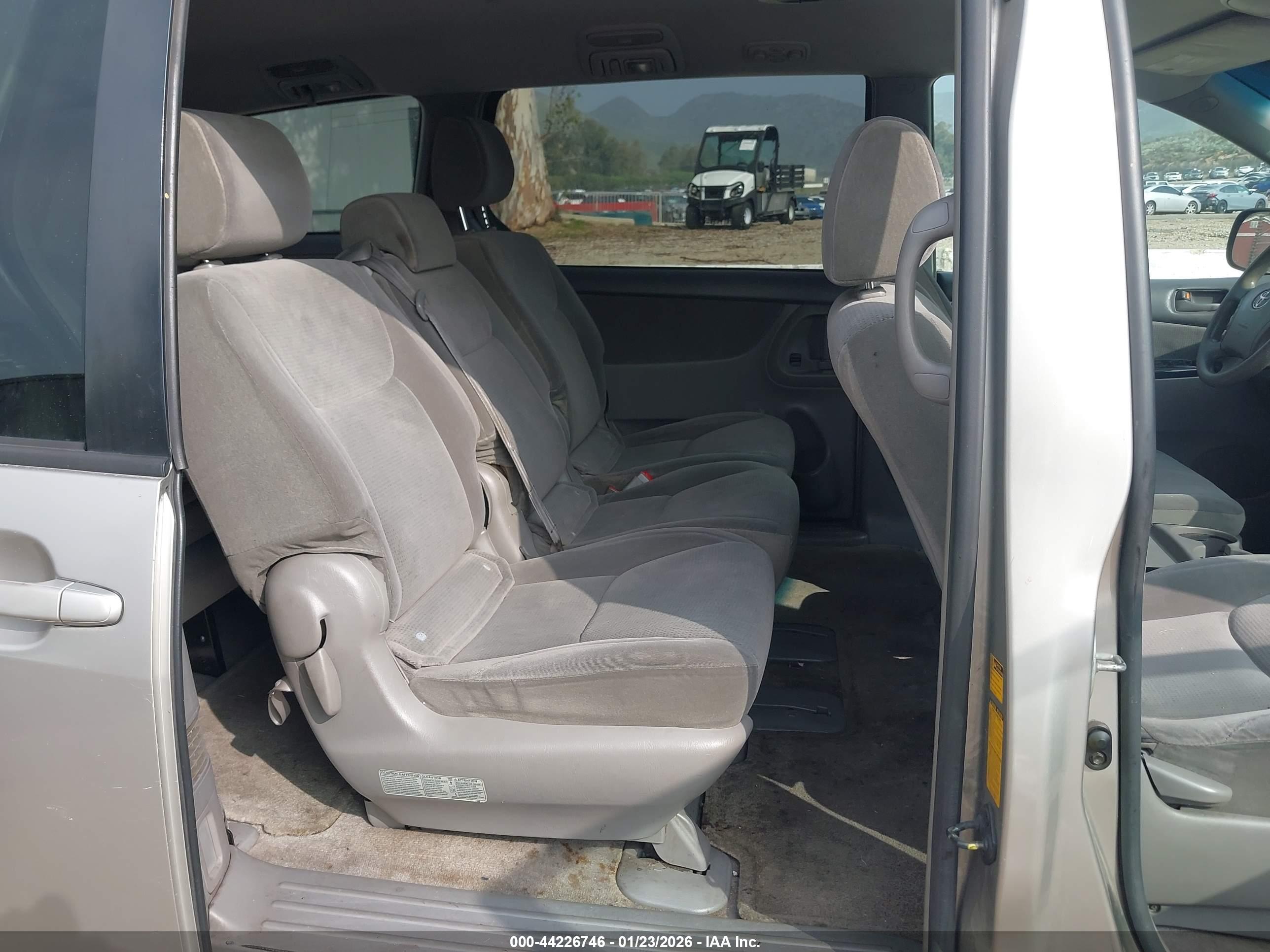 TOYOTA SIENNA image 8