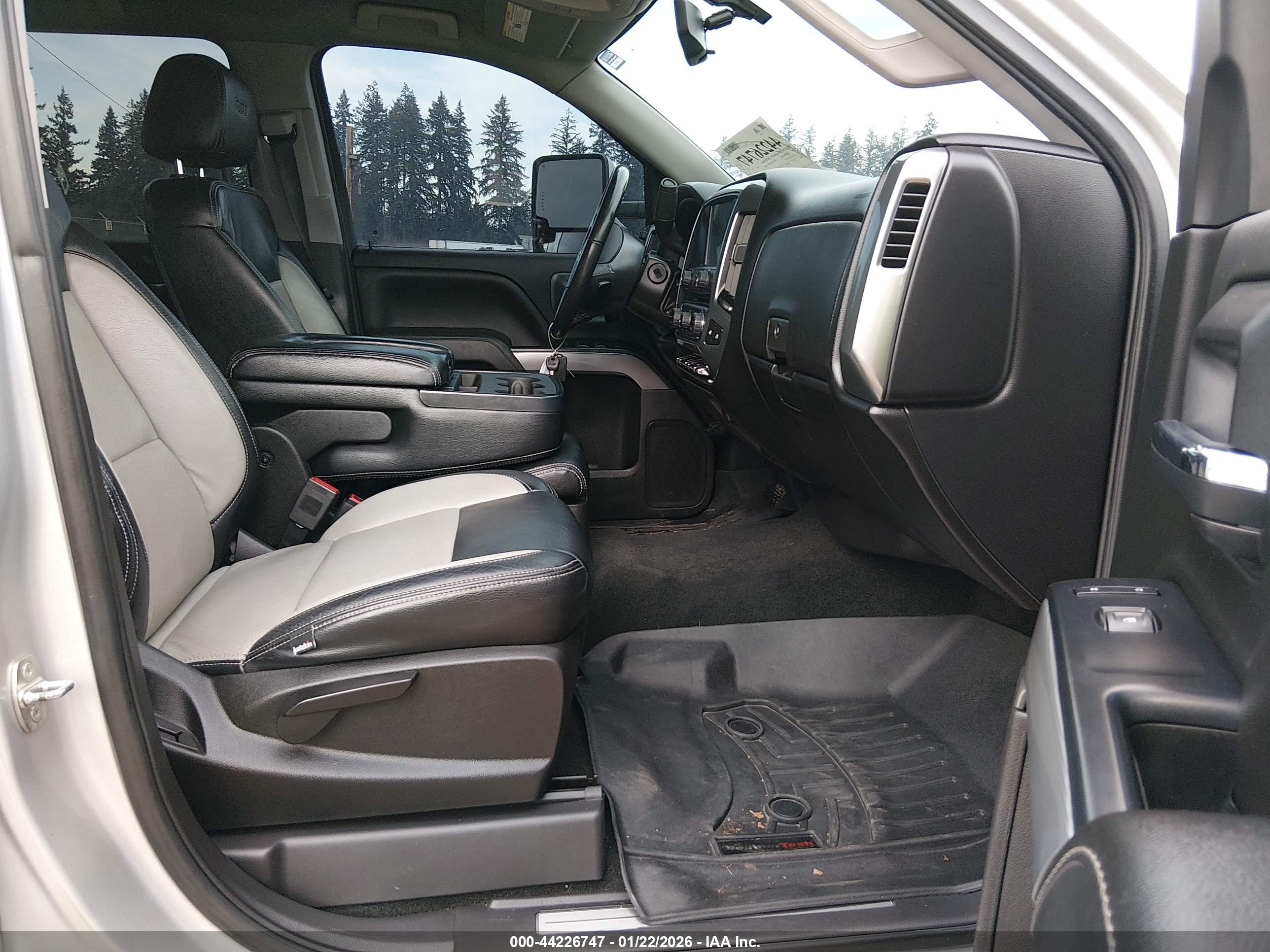 CHEVROLET SILVERADO image 5