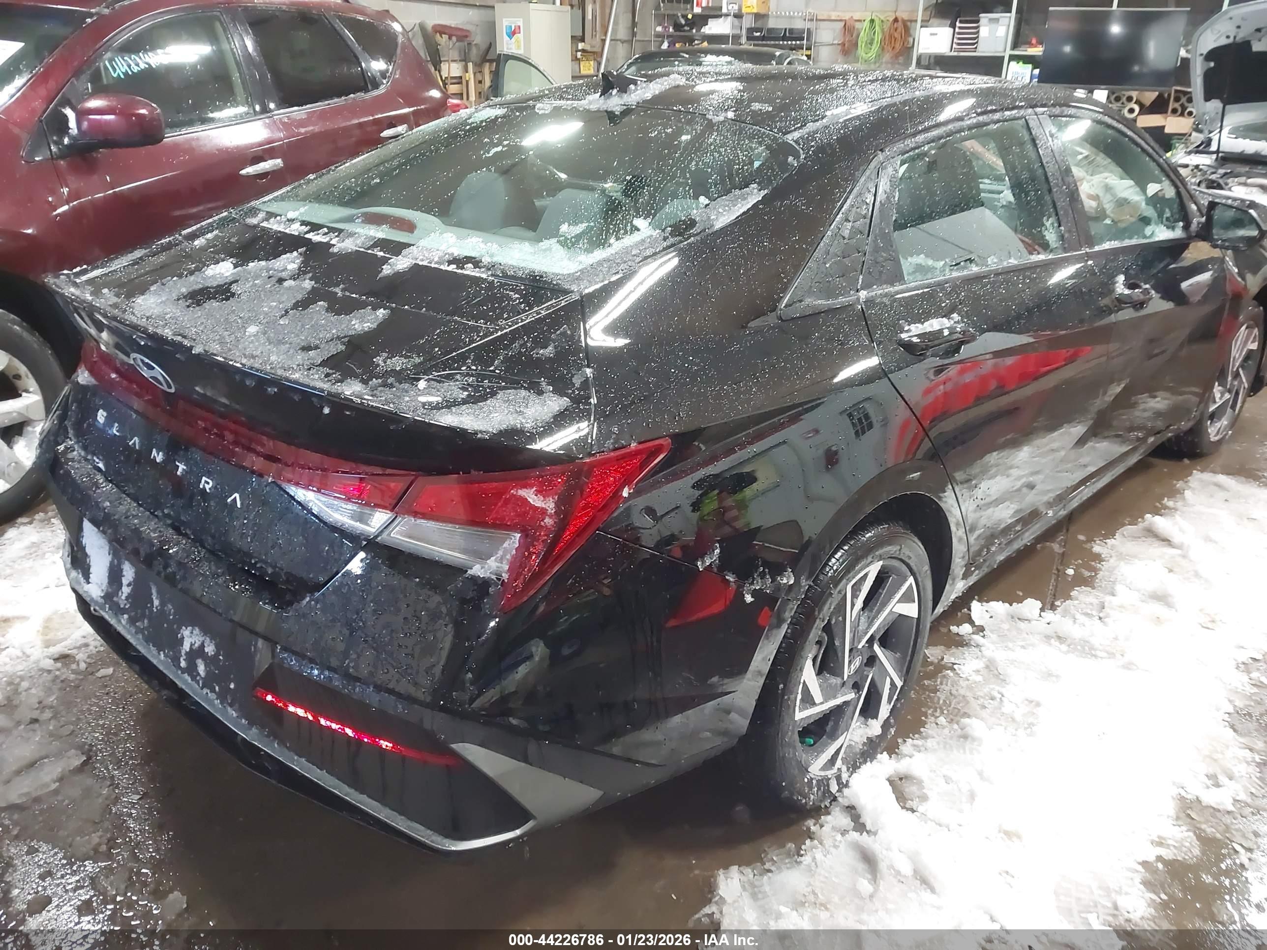 HYUNDAI ELANTRA image 4