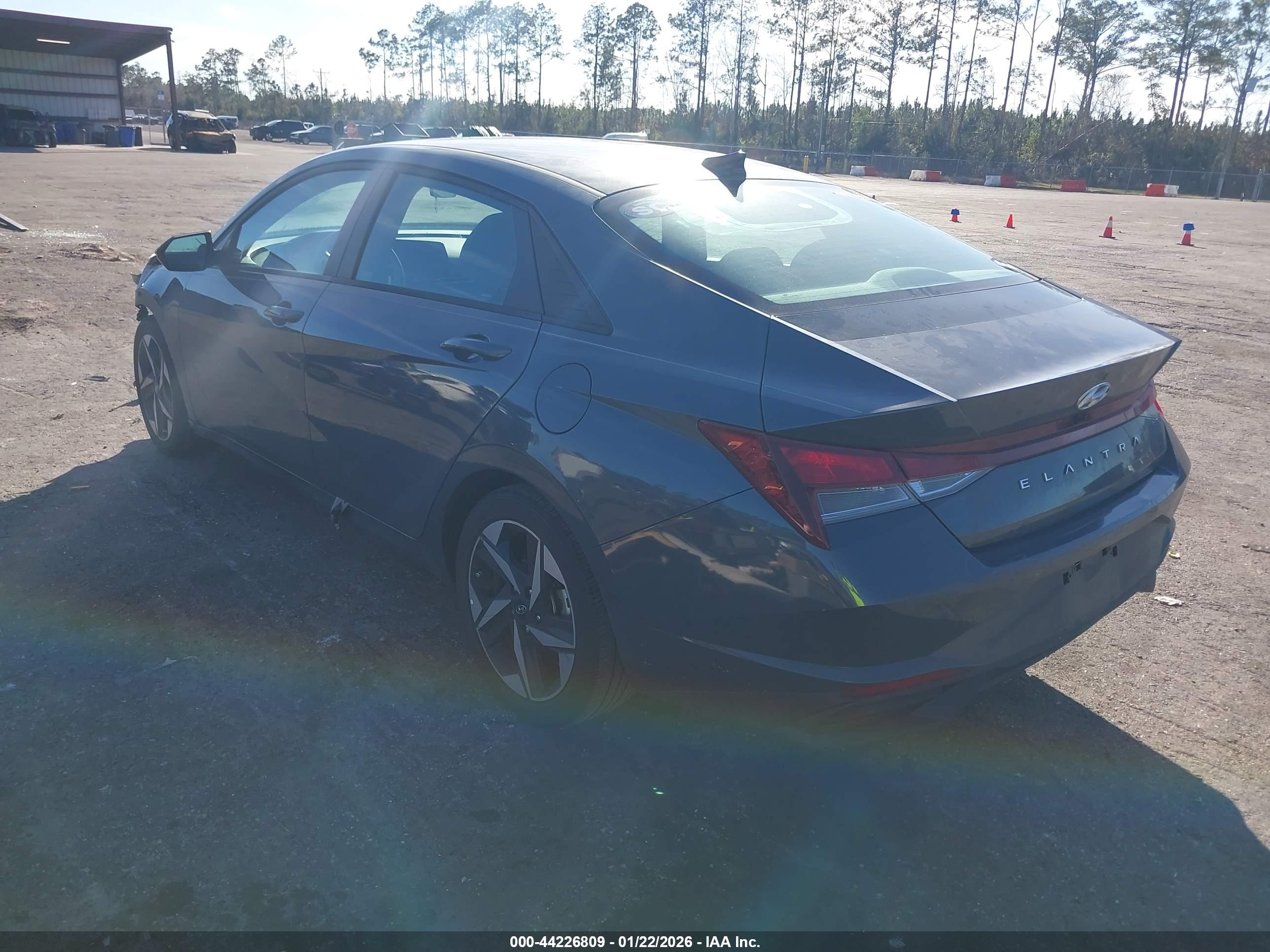 HYUNDAI ELANTRA image 3