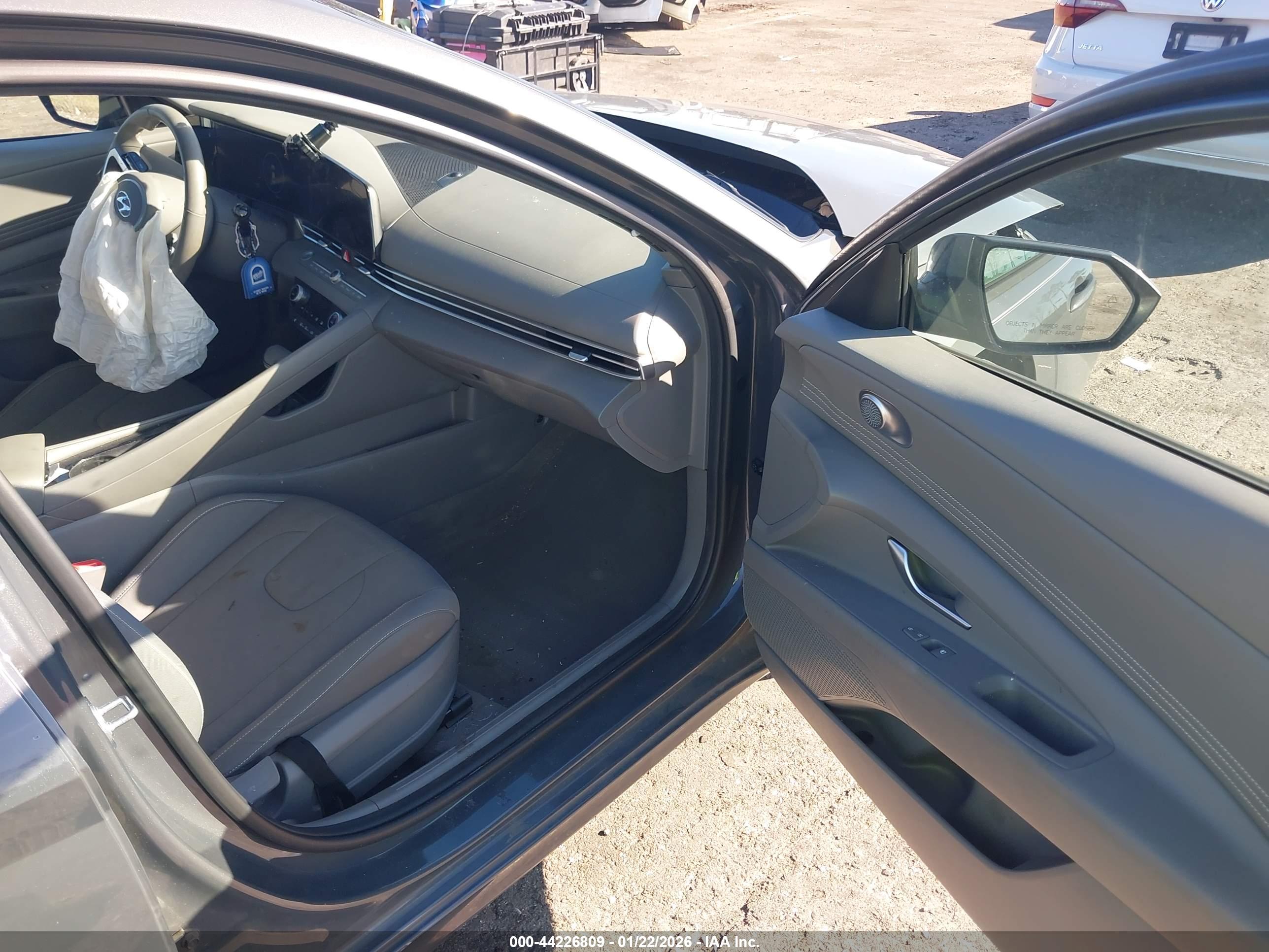 HYUNDAI ELANTRA image 5