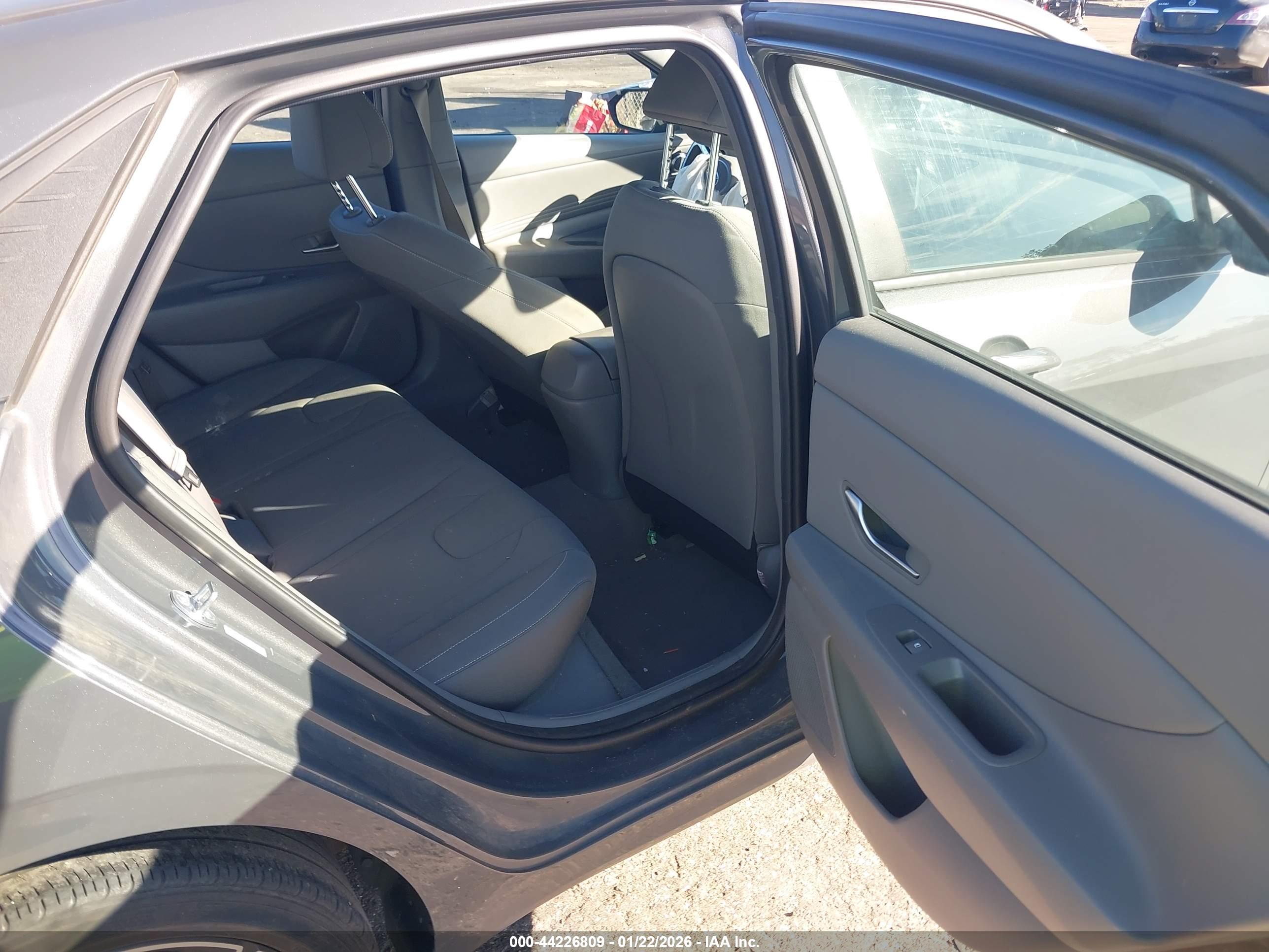 HYUNDAI ELANTRA image 8