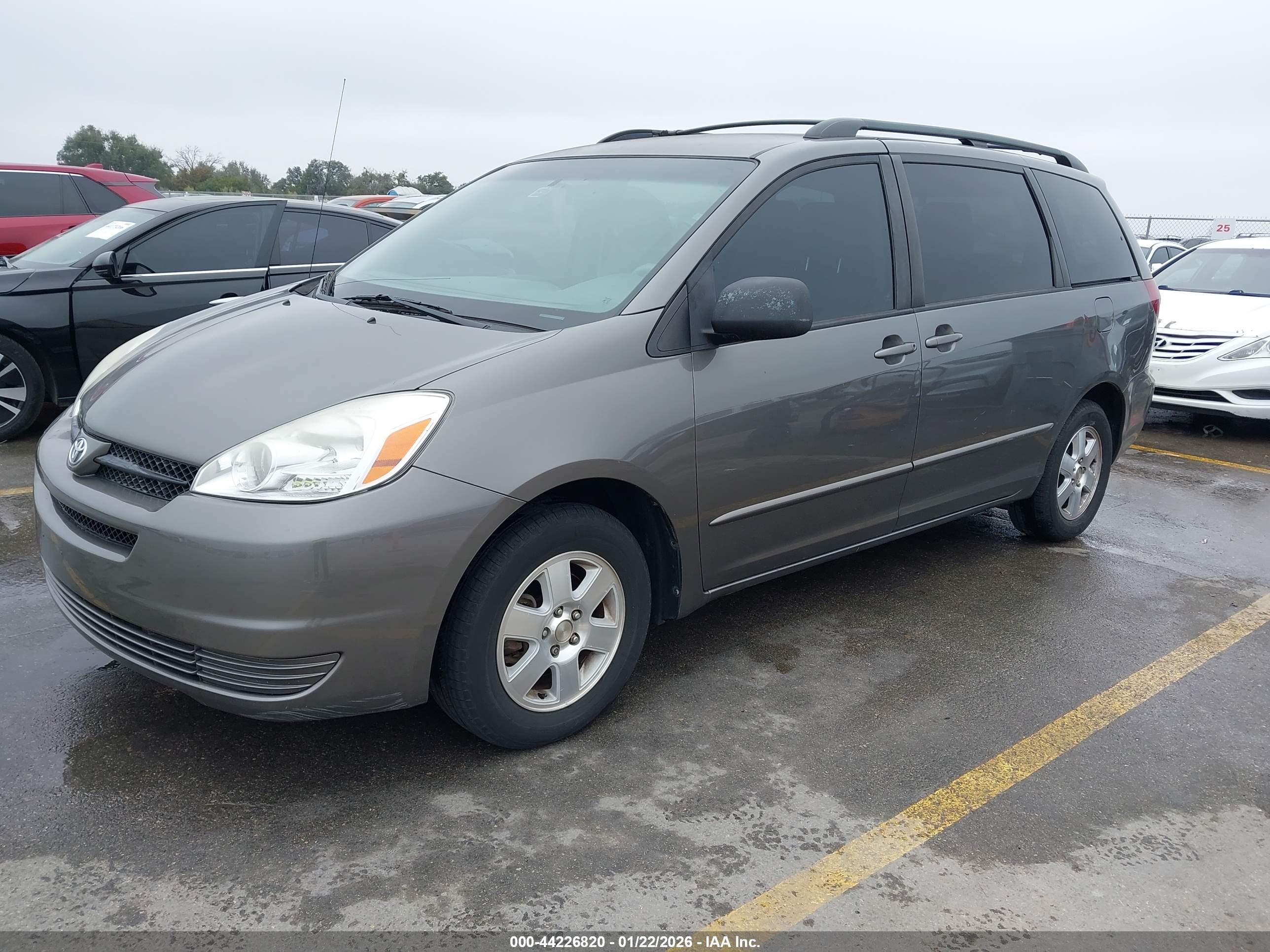 TOYOTA SIENNA image 2