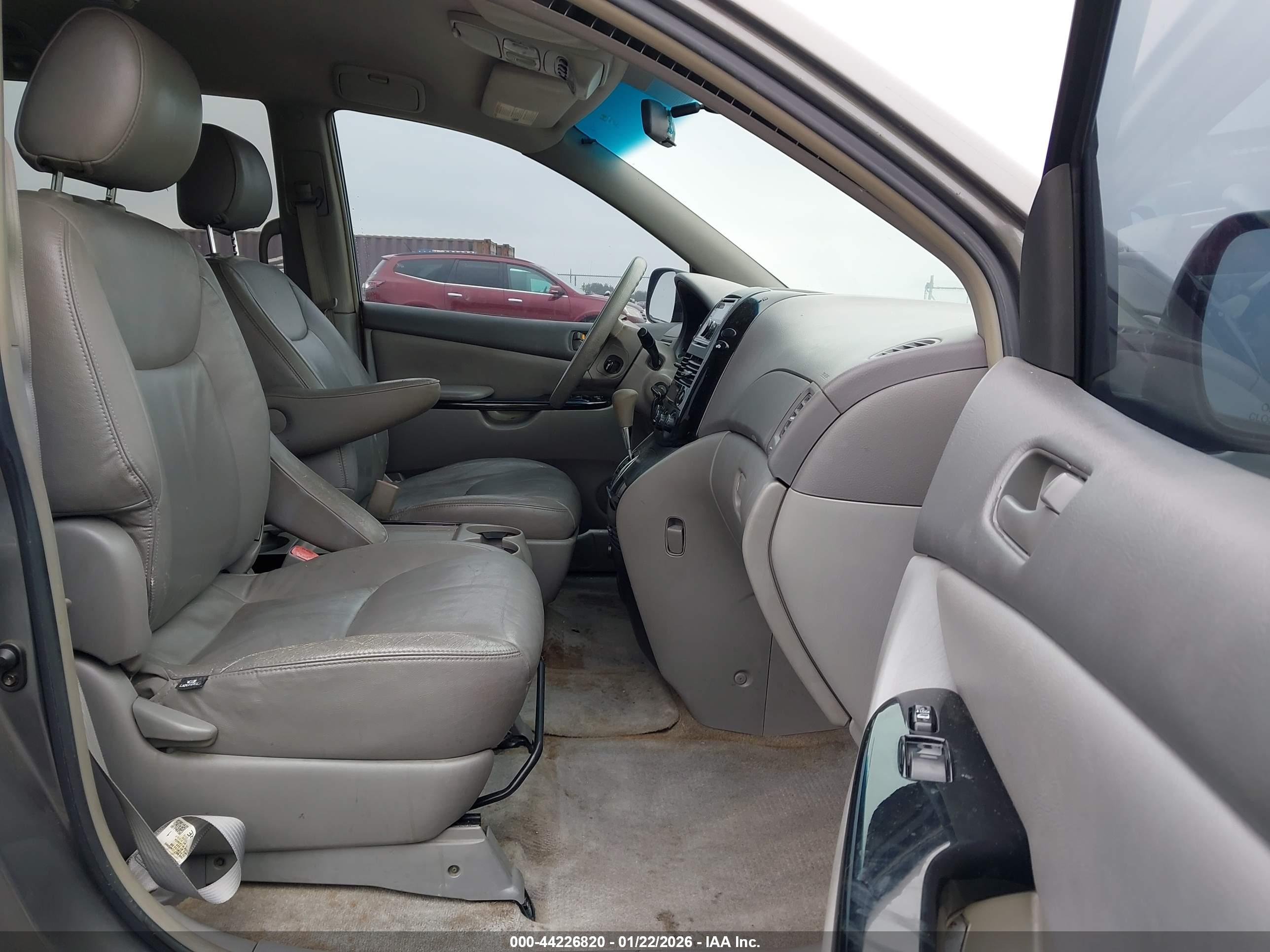 TOYOTA SIENNA image 5