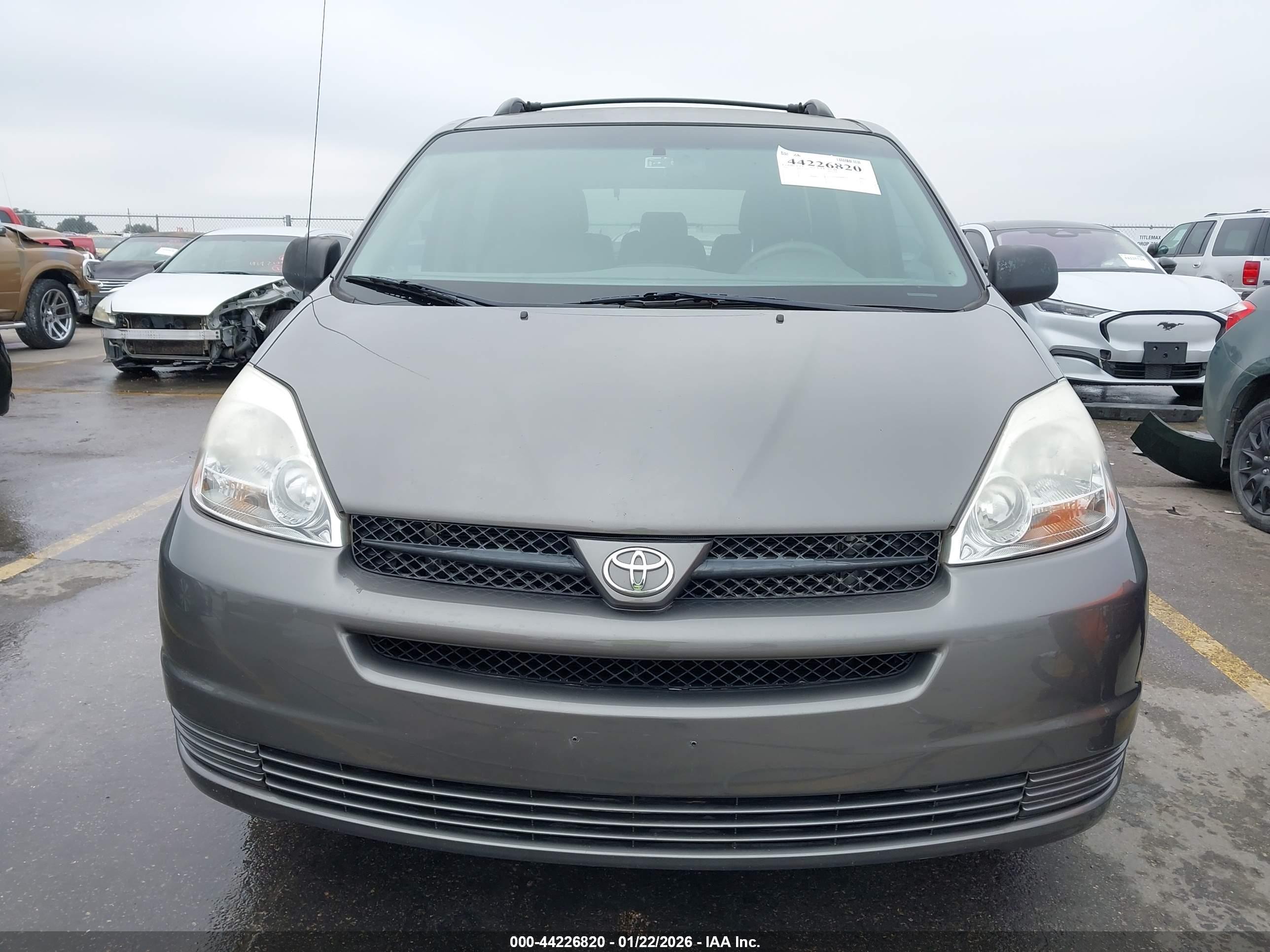 TOYOTA SIENNA image 6