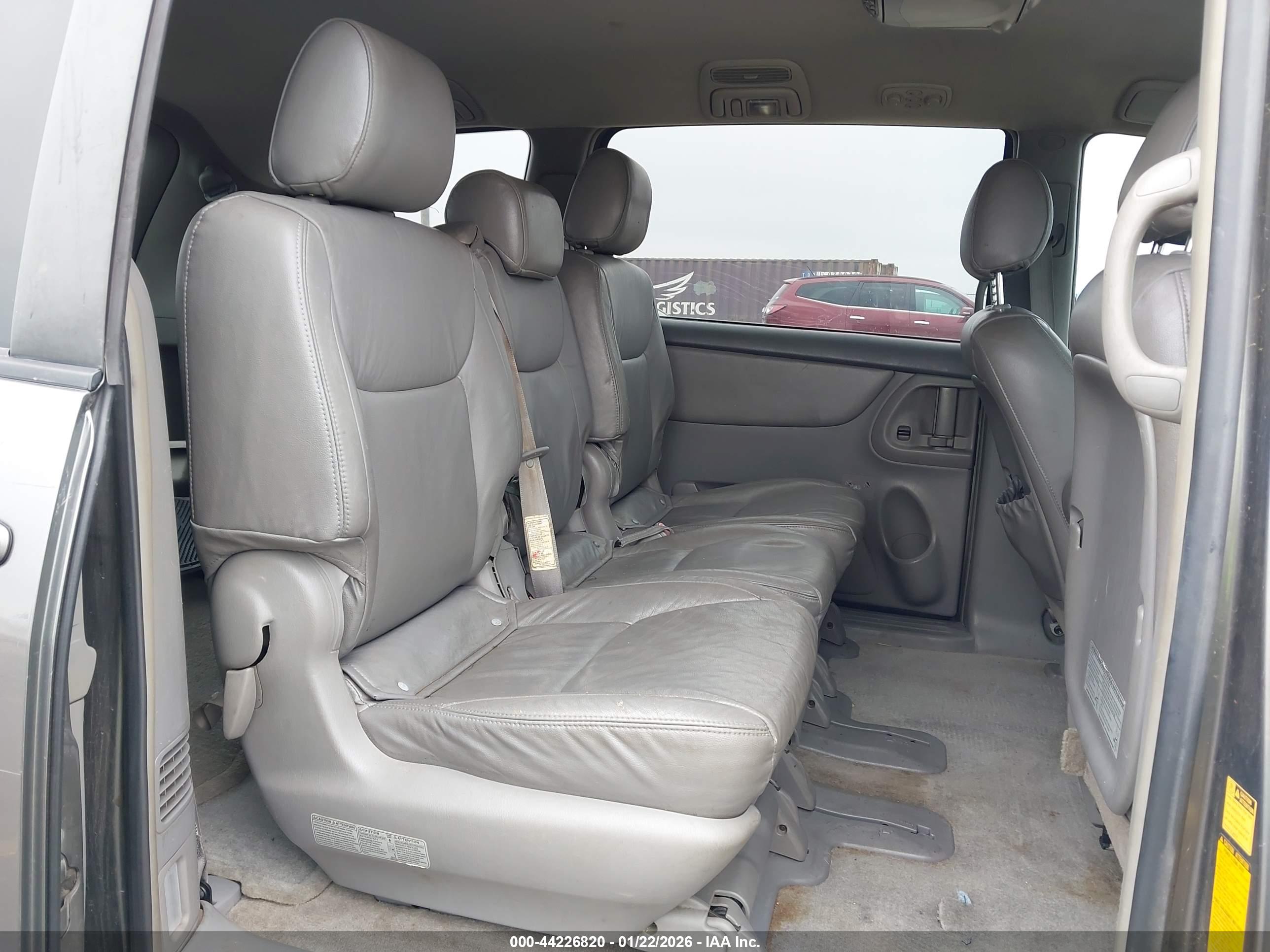 TOYOTA SIENNA image 8