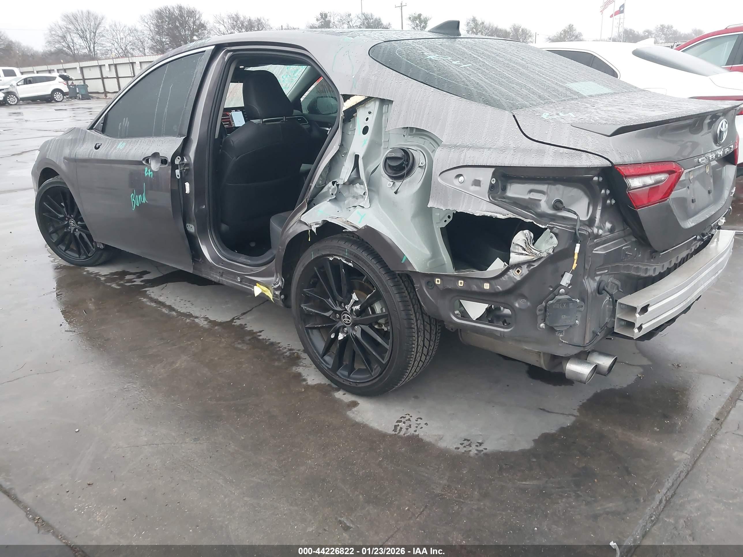 TOYOTA CAMRY image 3