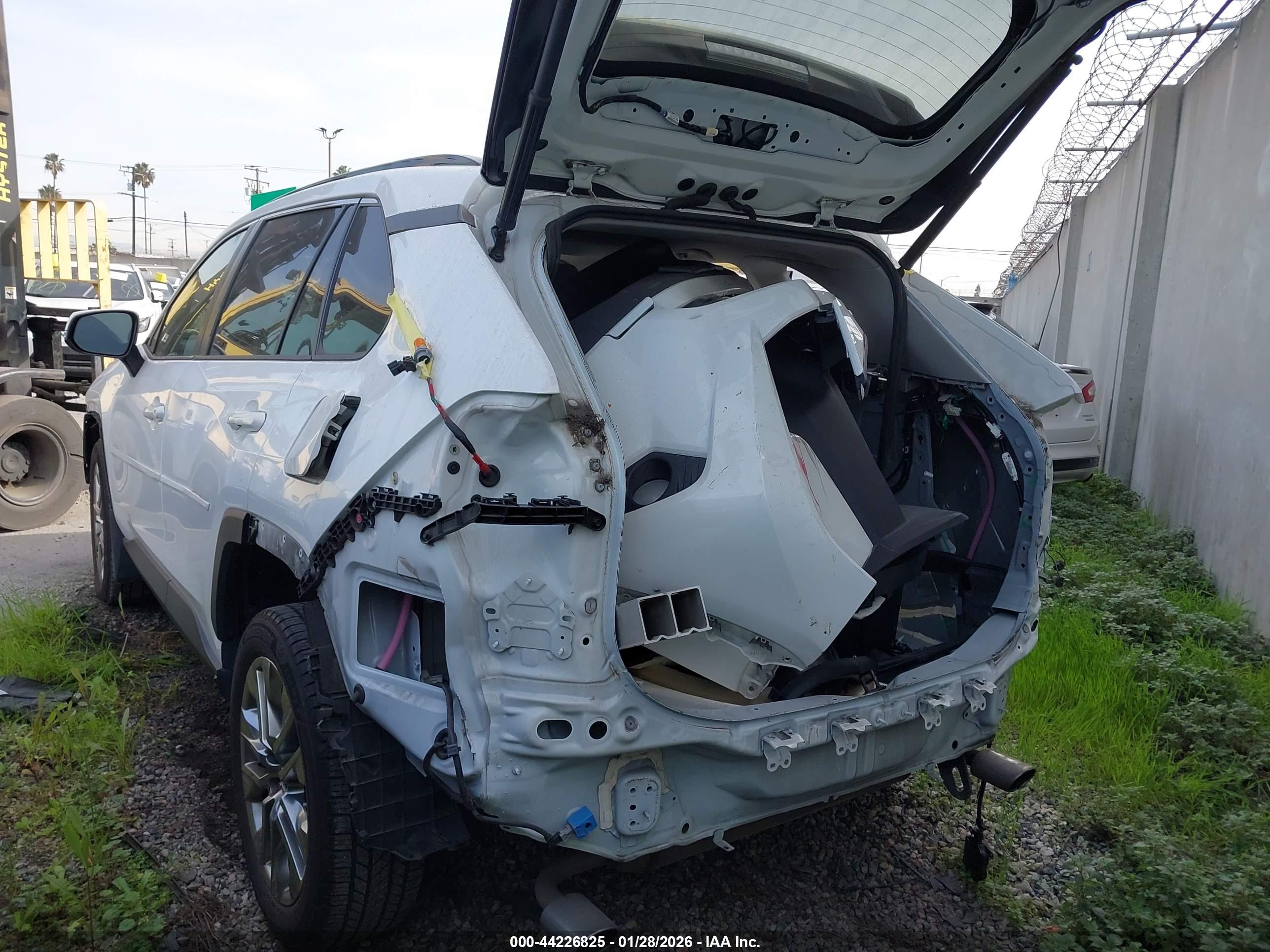 TOYOTA RAV4 image 3