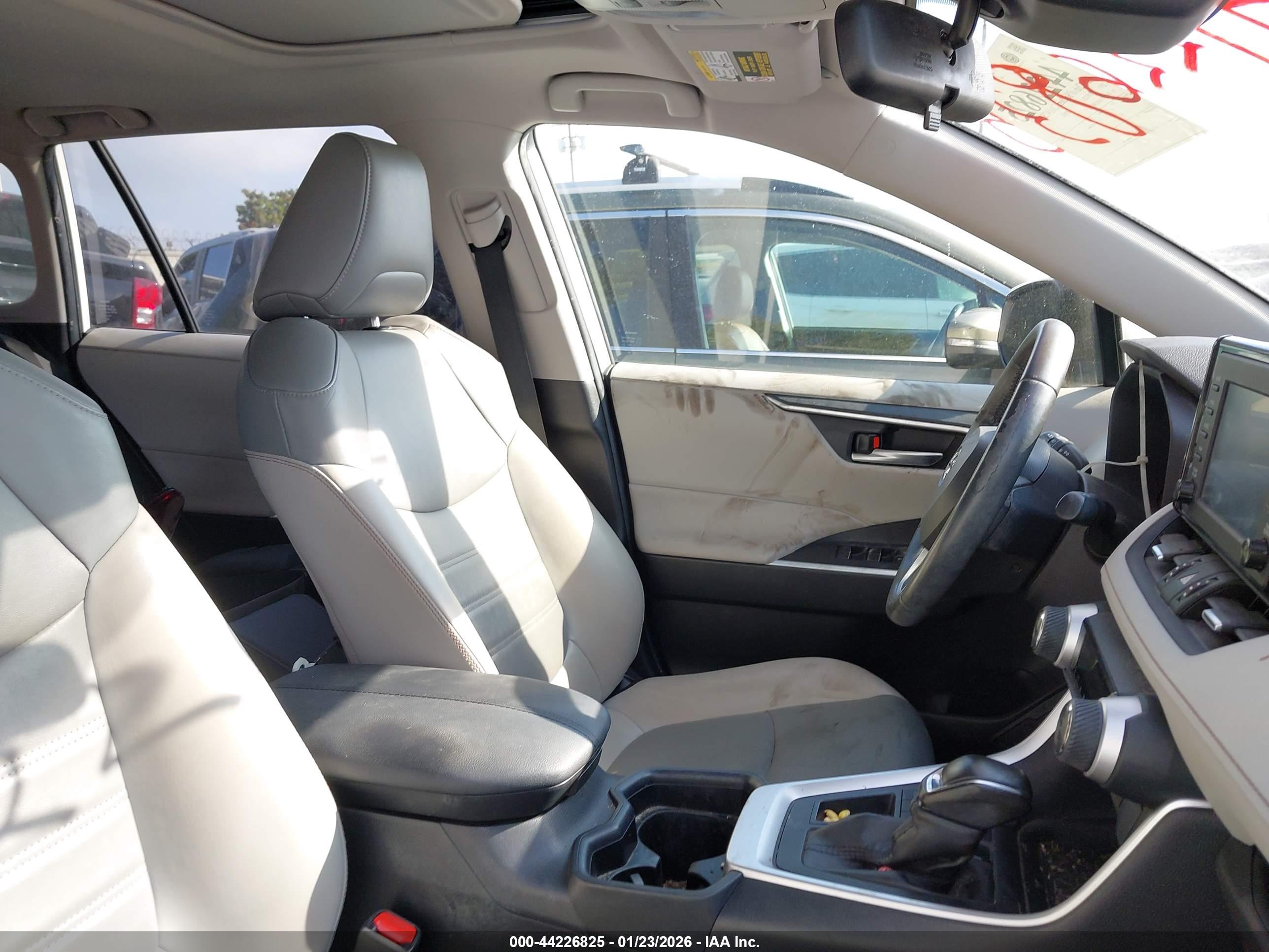 TOYOTA RAV4 image 5