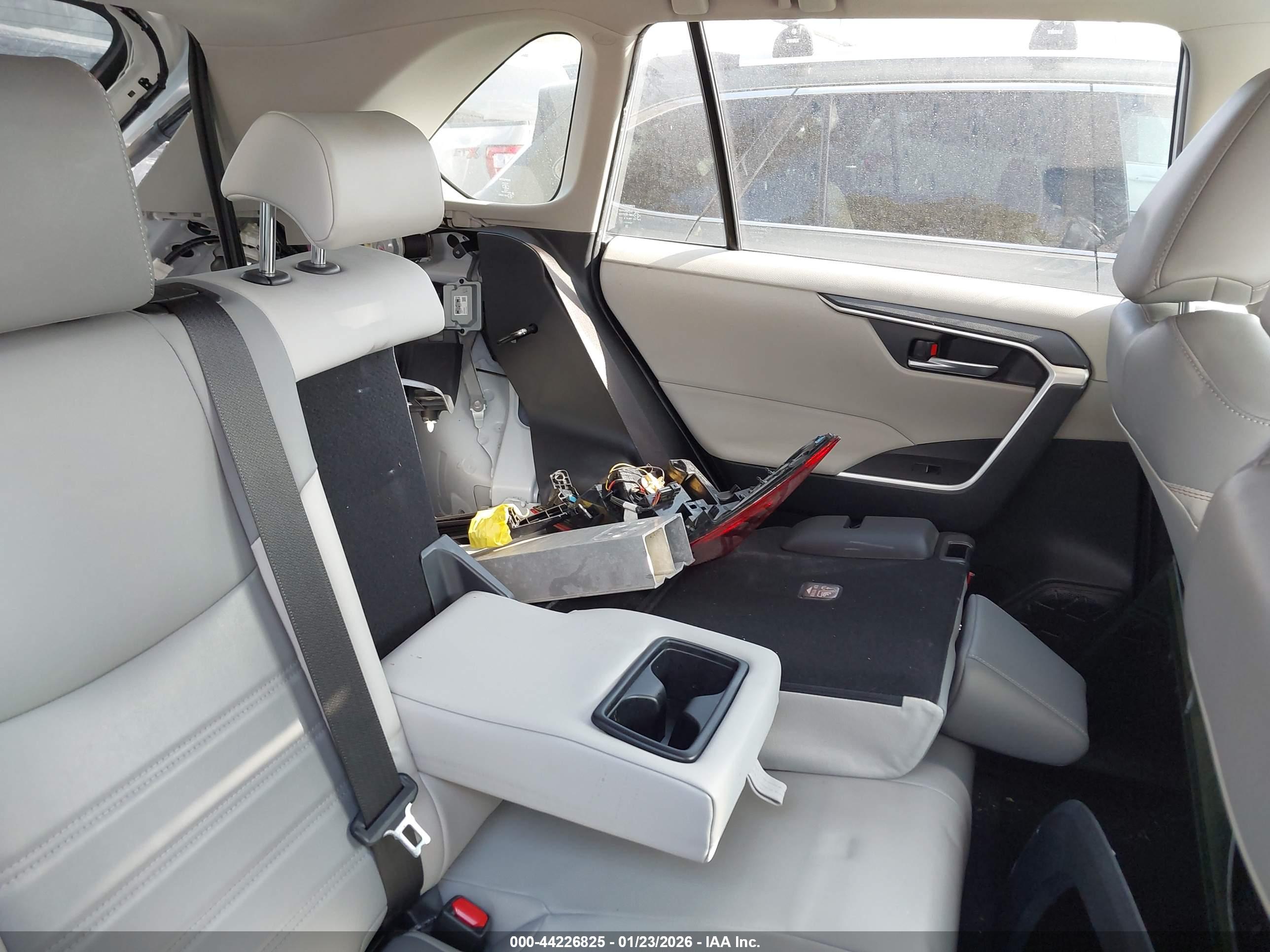 TOYOTA RAV4 image 8