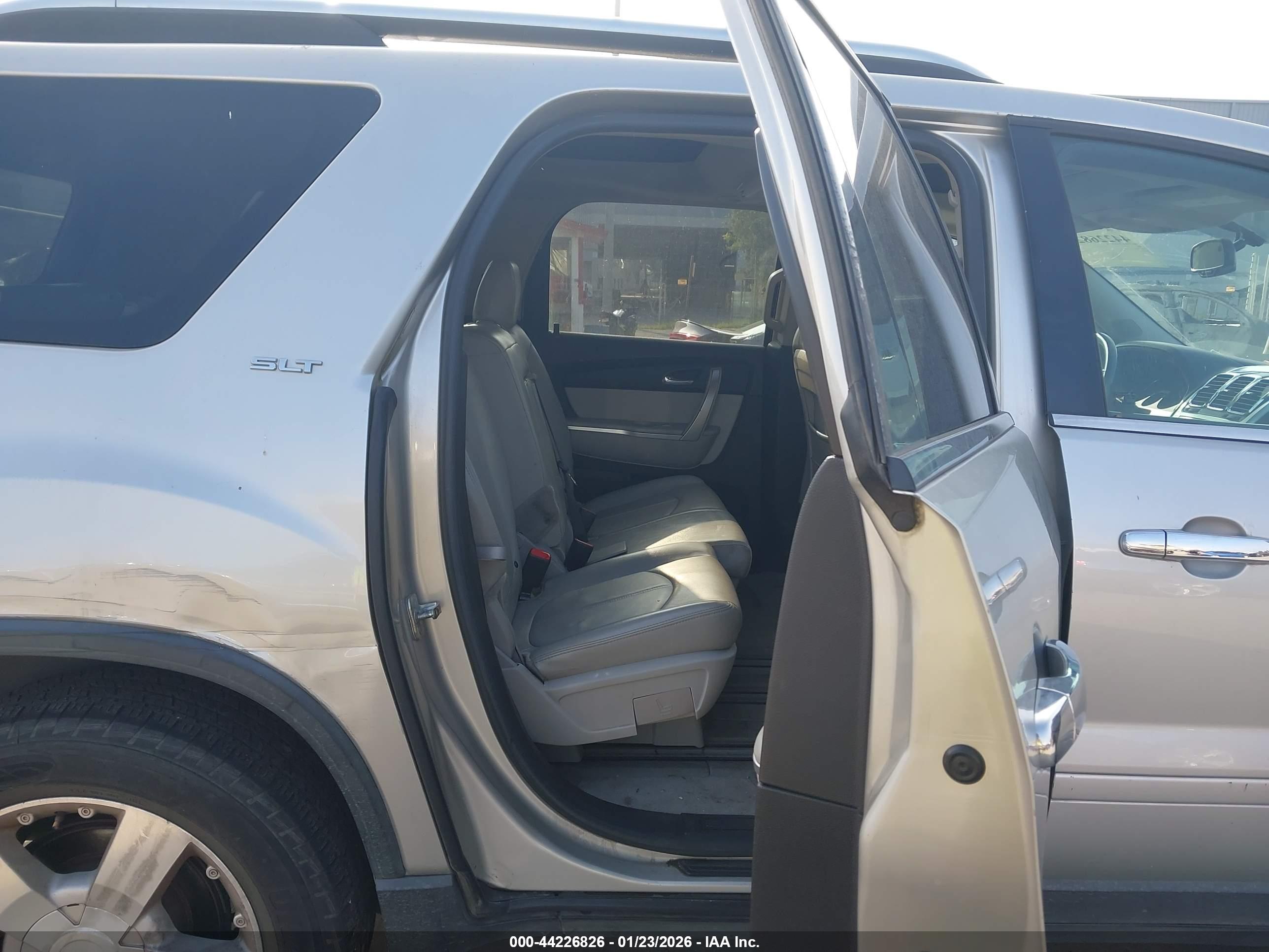 GMC ACADIA image 8