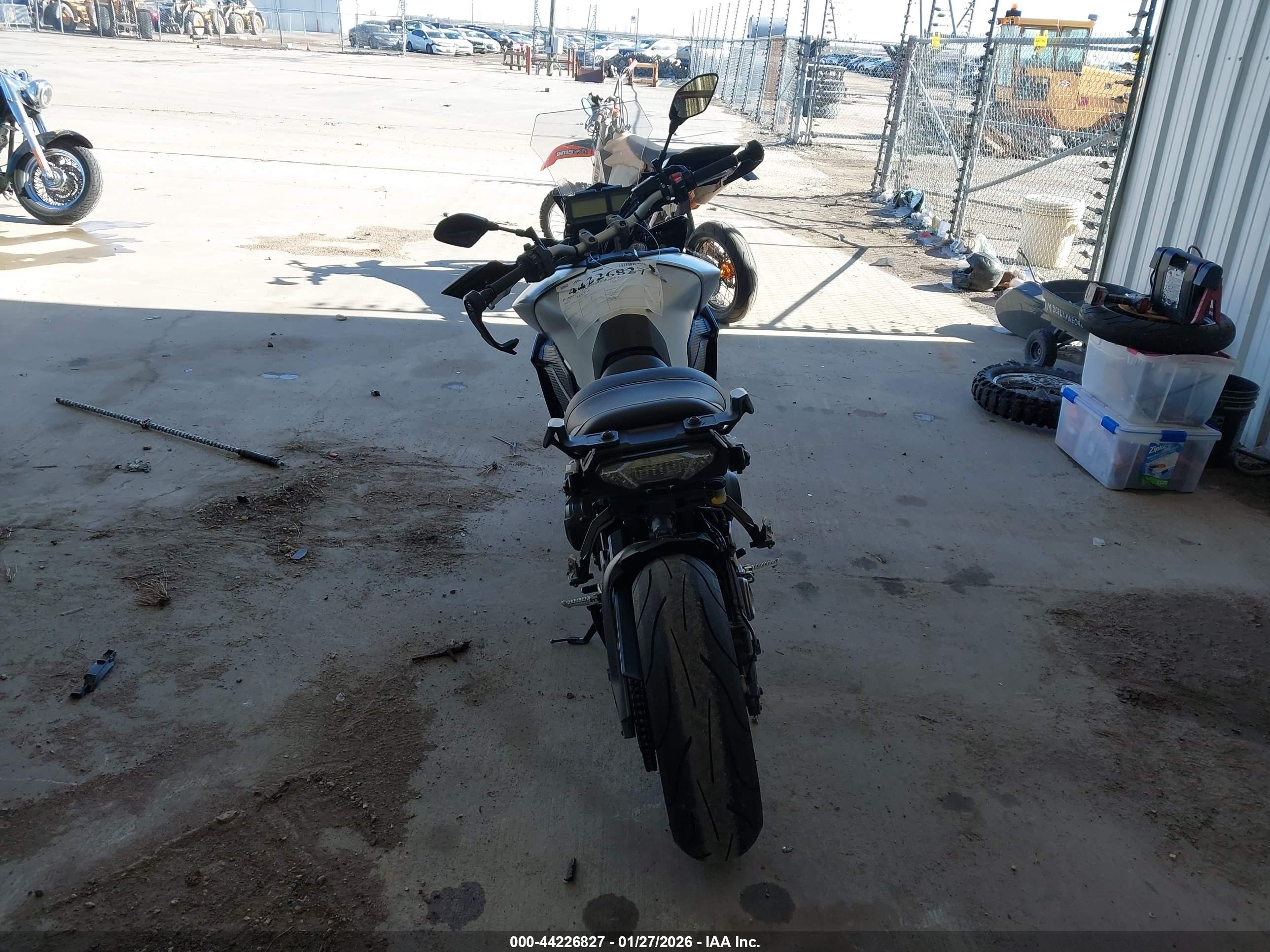 YAMAHA FJ09 image 6