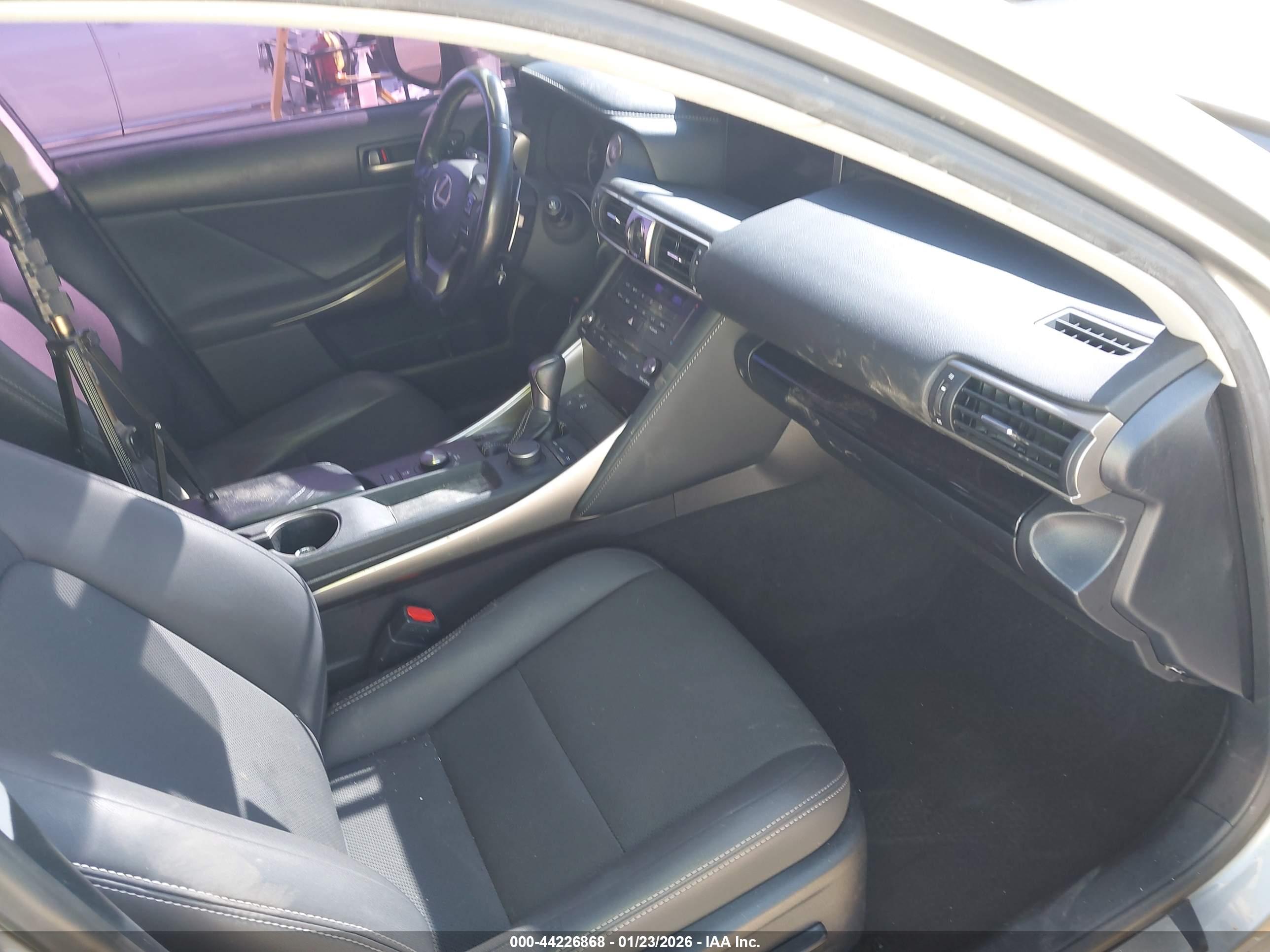 LEXUS IS image 5