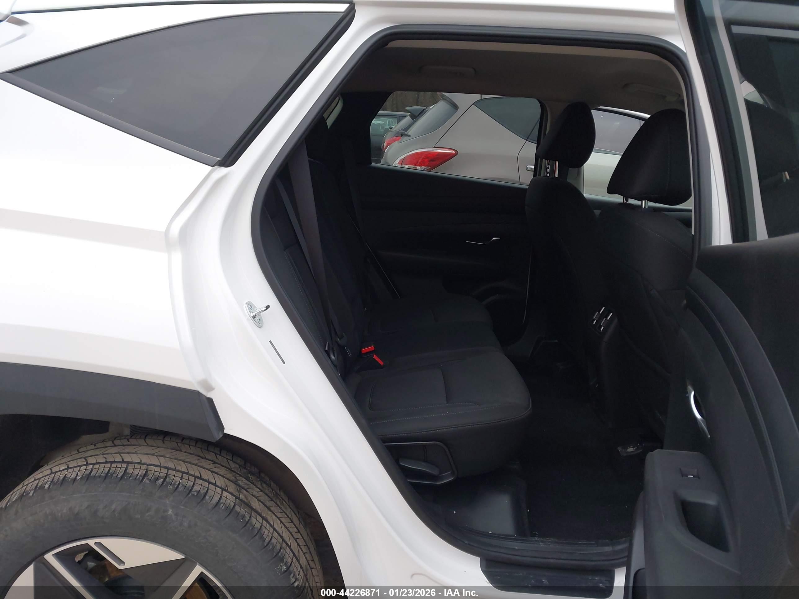 HYUNDAI TUCSON image 8