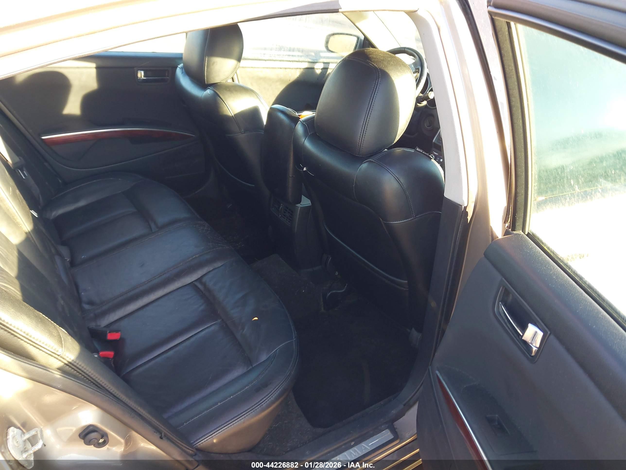 NISSAN MAXIMA image 8