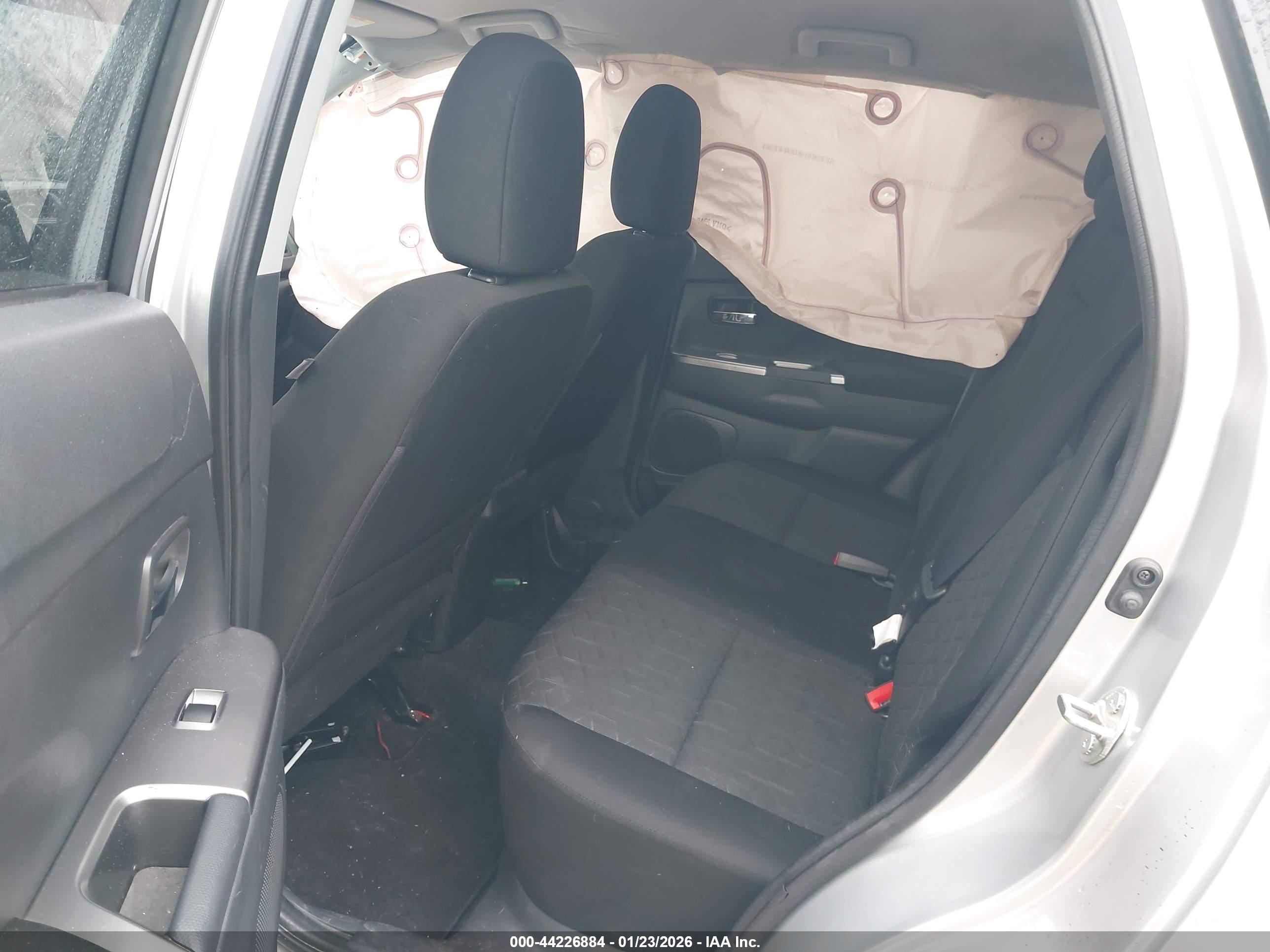 MITSUBISHI OUTLANDER image 8