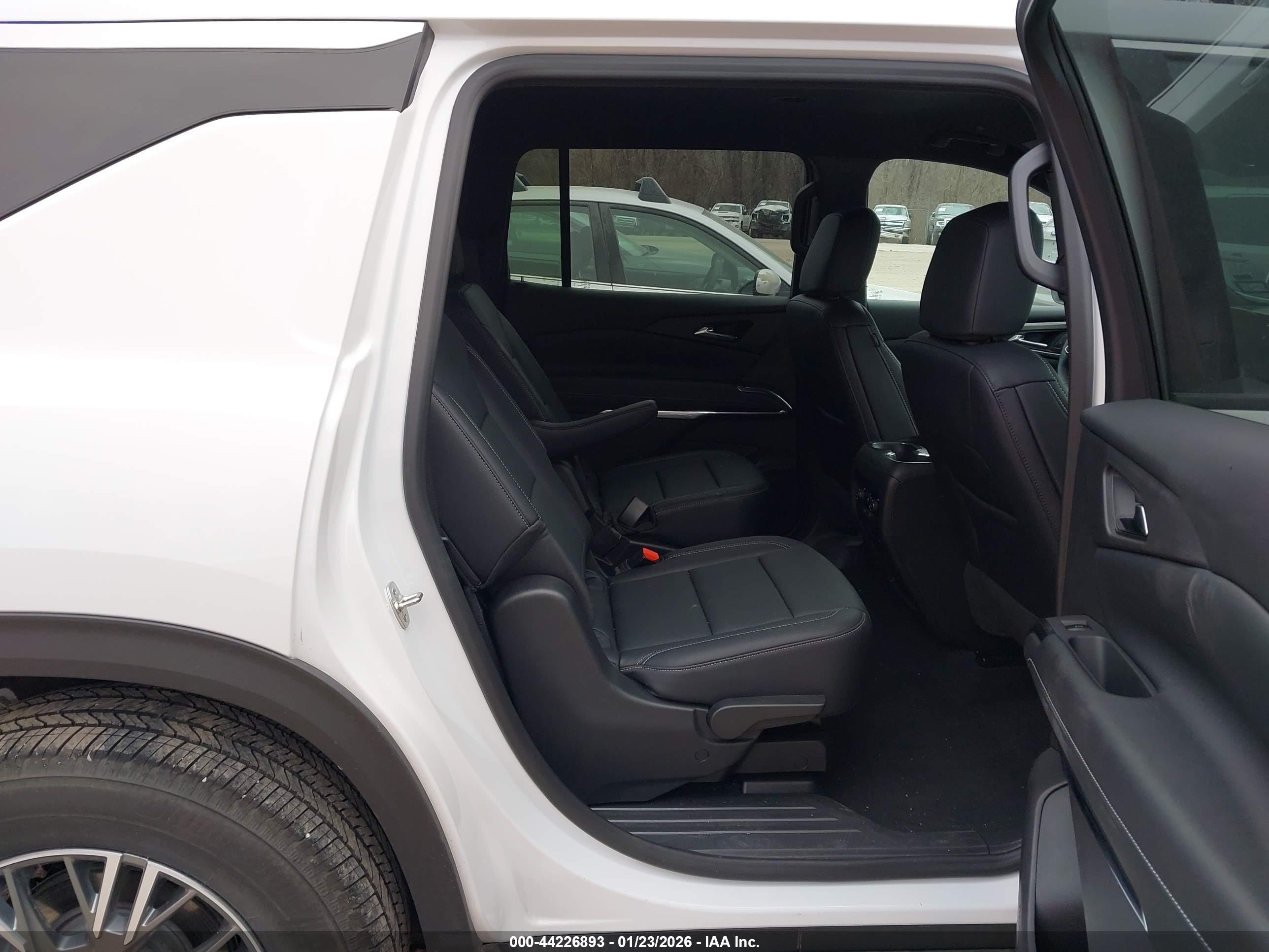 CHEVROLET TRAVERSE image 8