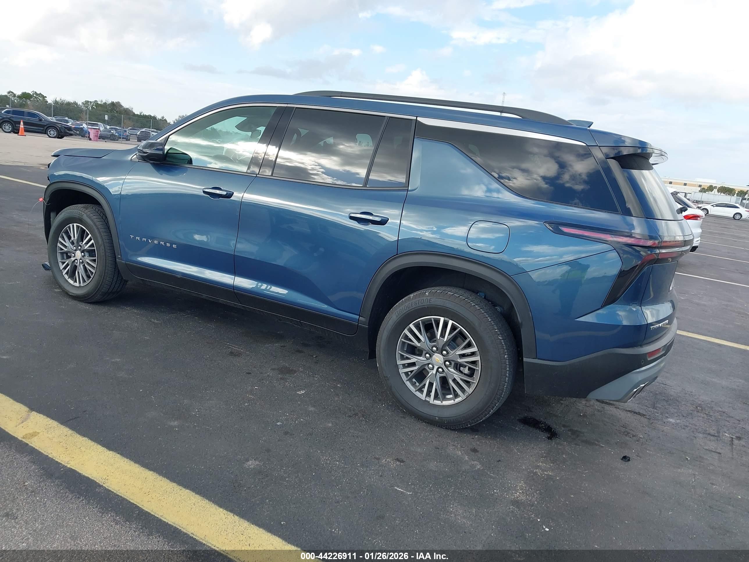 CHEVROLET TRAVERSE image 3
