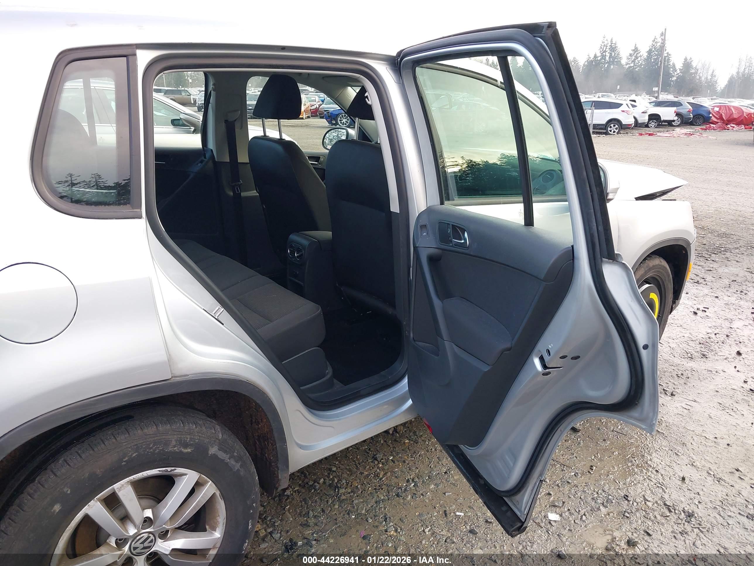 VOLKSWAGEN TIGUAN image 8