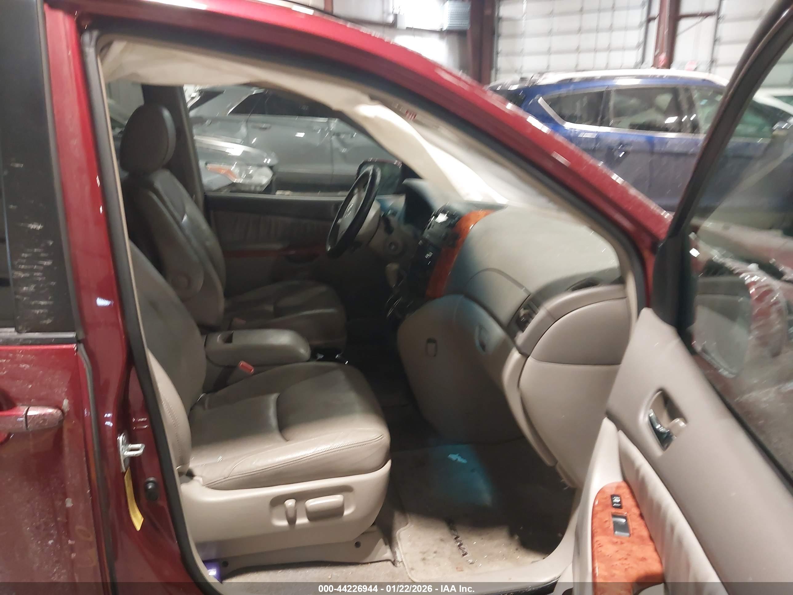 TOYOTA SIENNA image 5