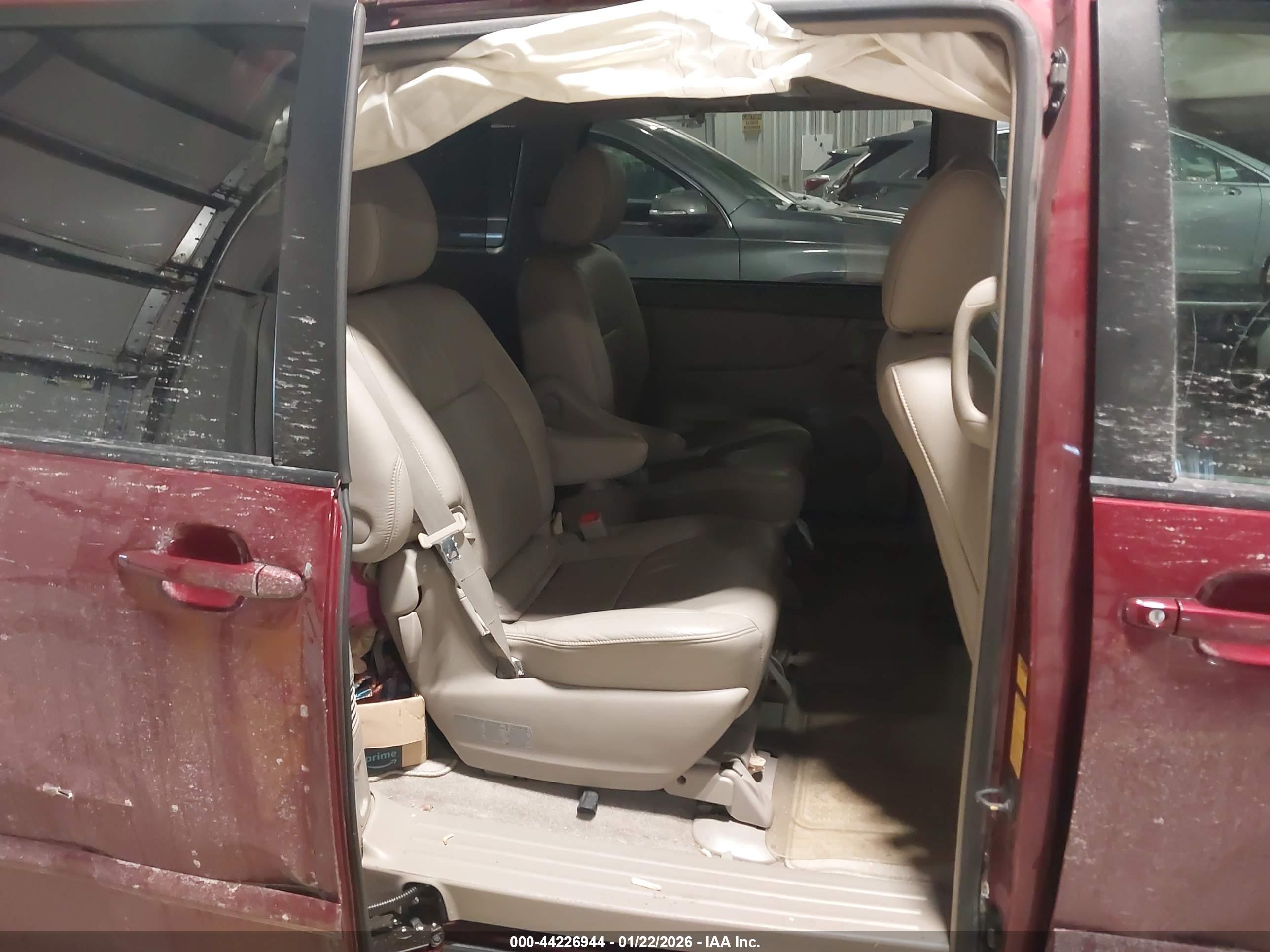 TOYOTA SIENNA image 8