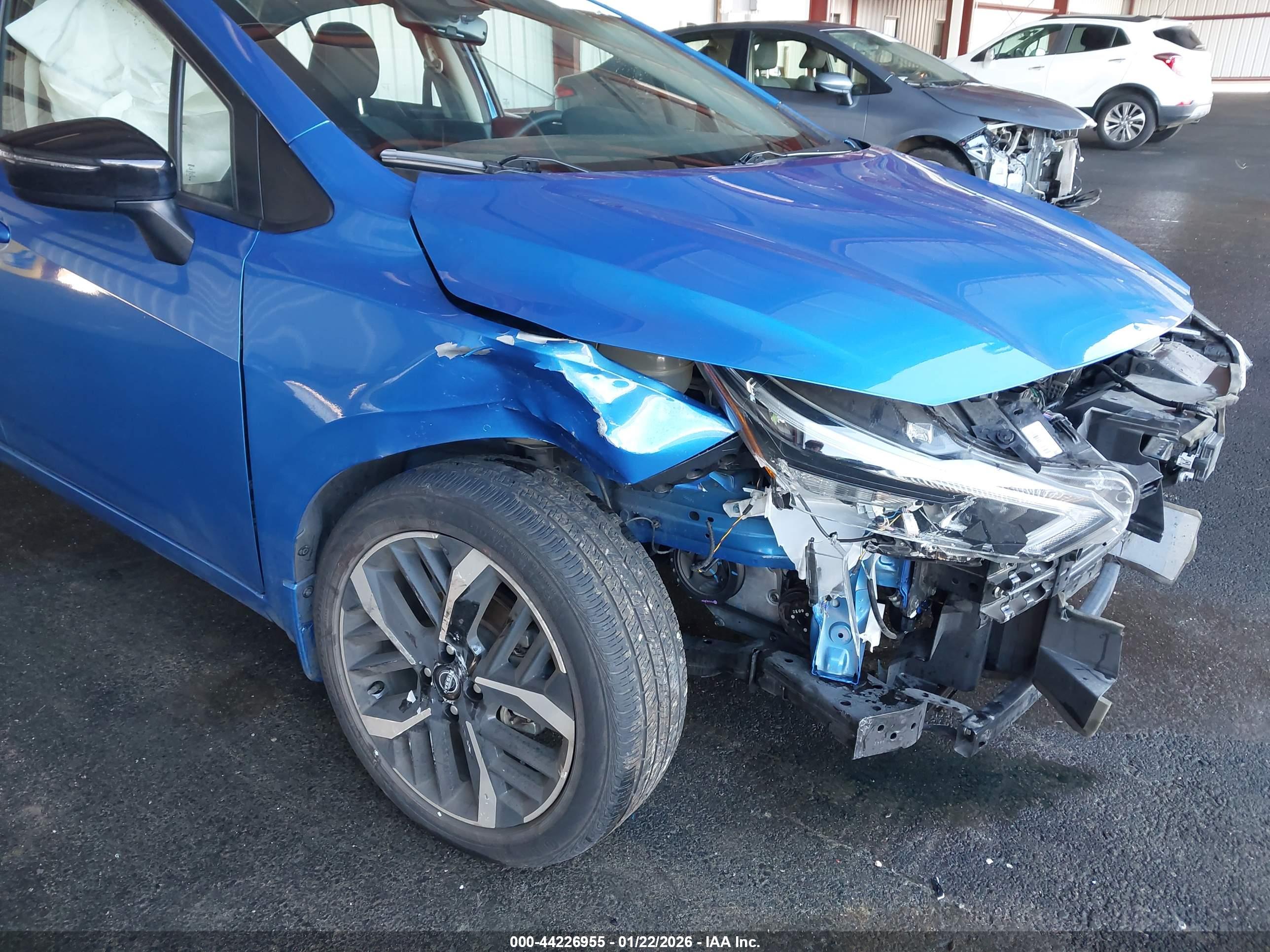 NISSAN VERSA image 6