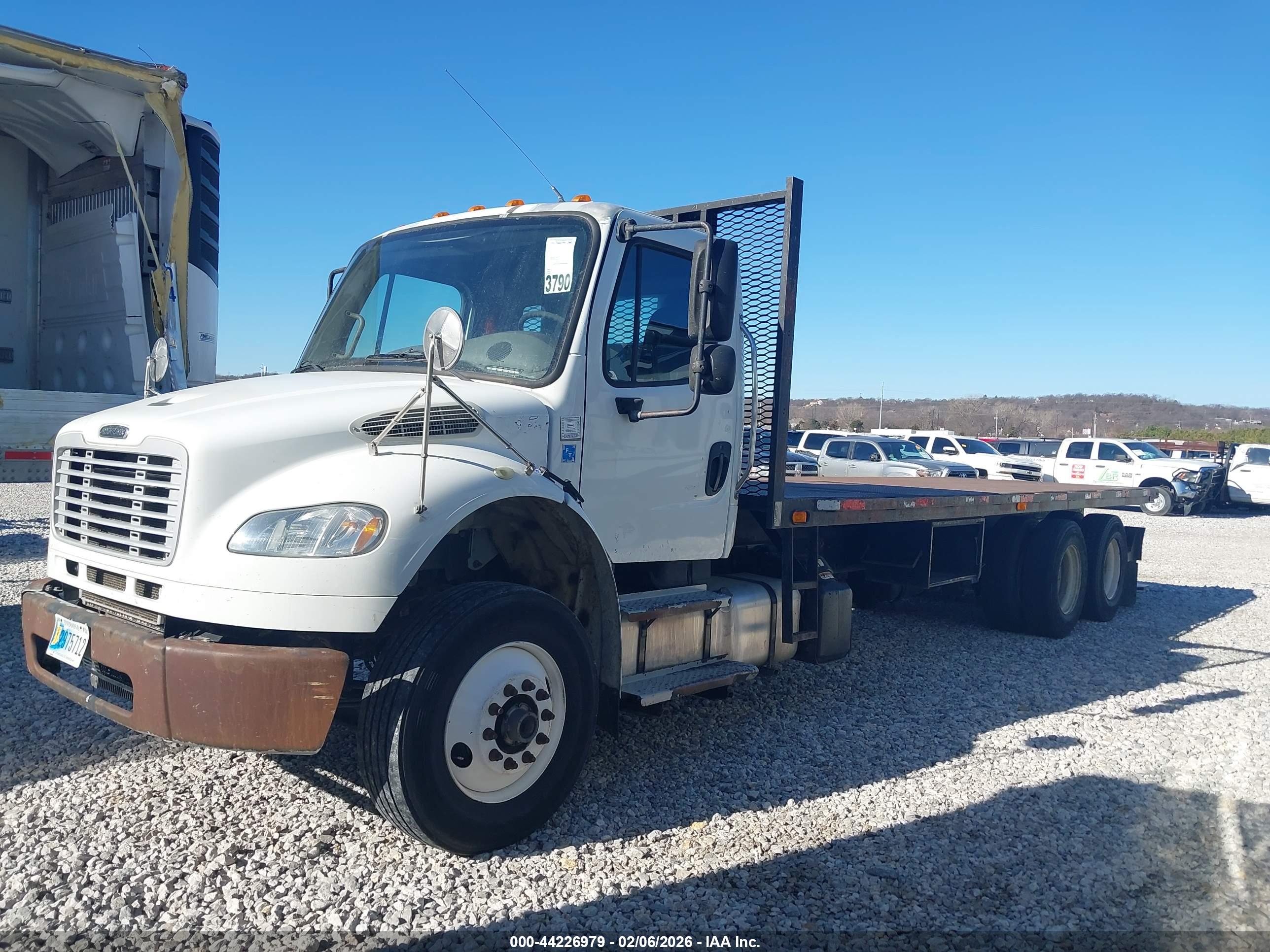 FREIGHTLINER M2 image 2