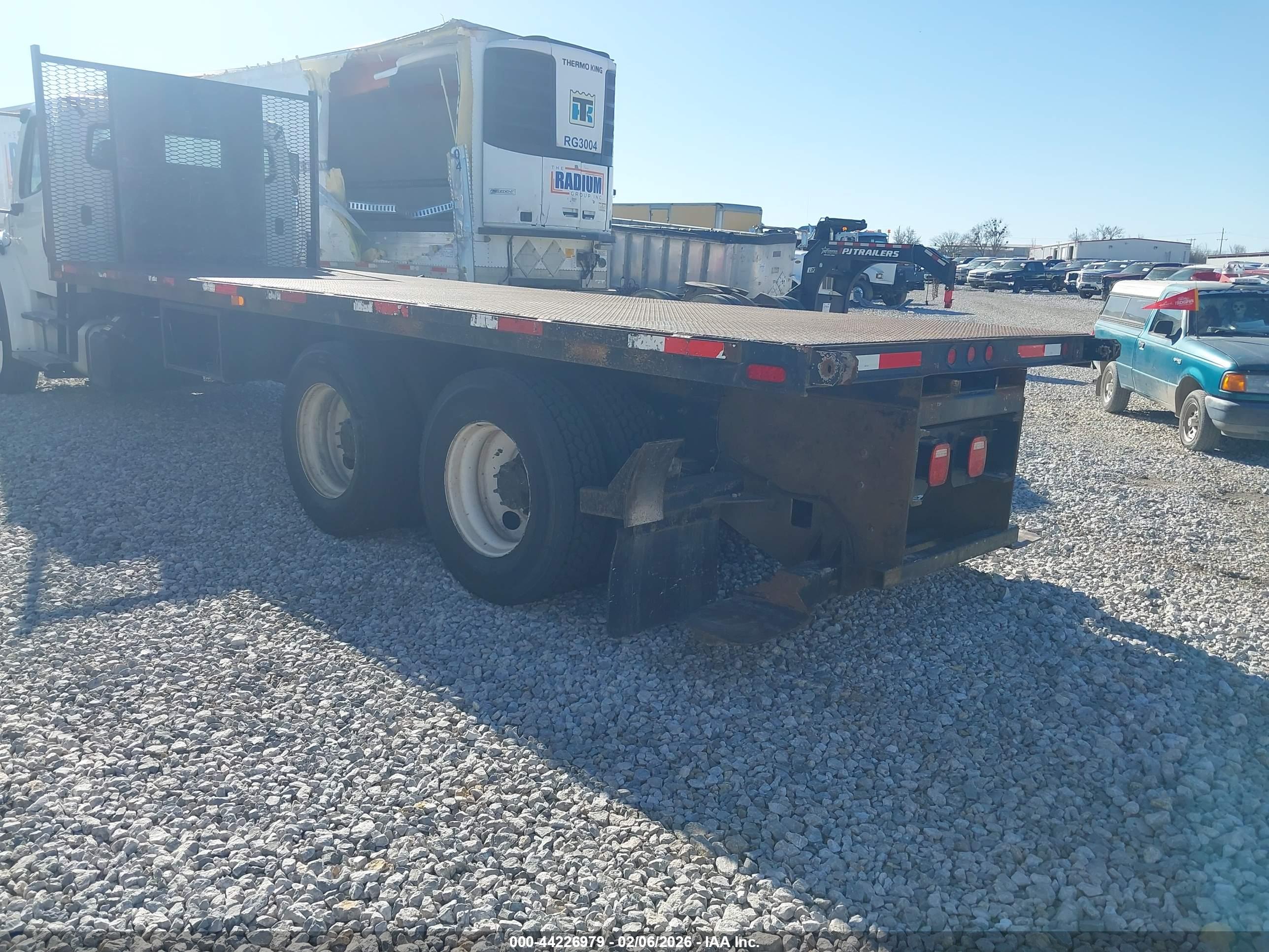 FREIGHTLINER M2 image 3