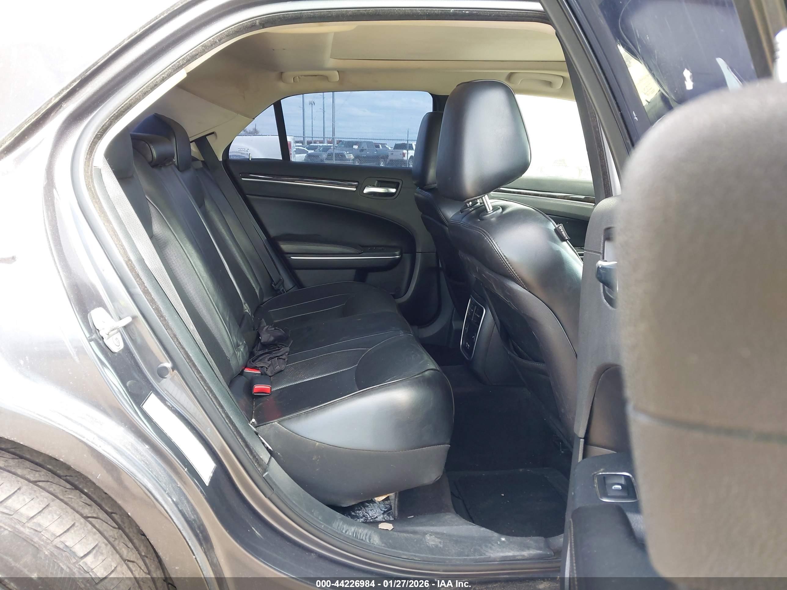 CHRYSLER 300 image 8