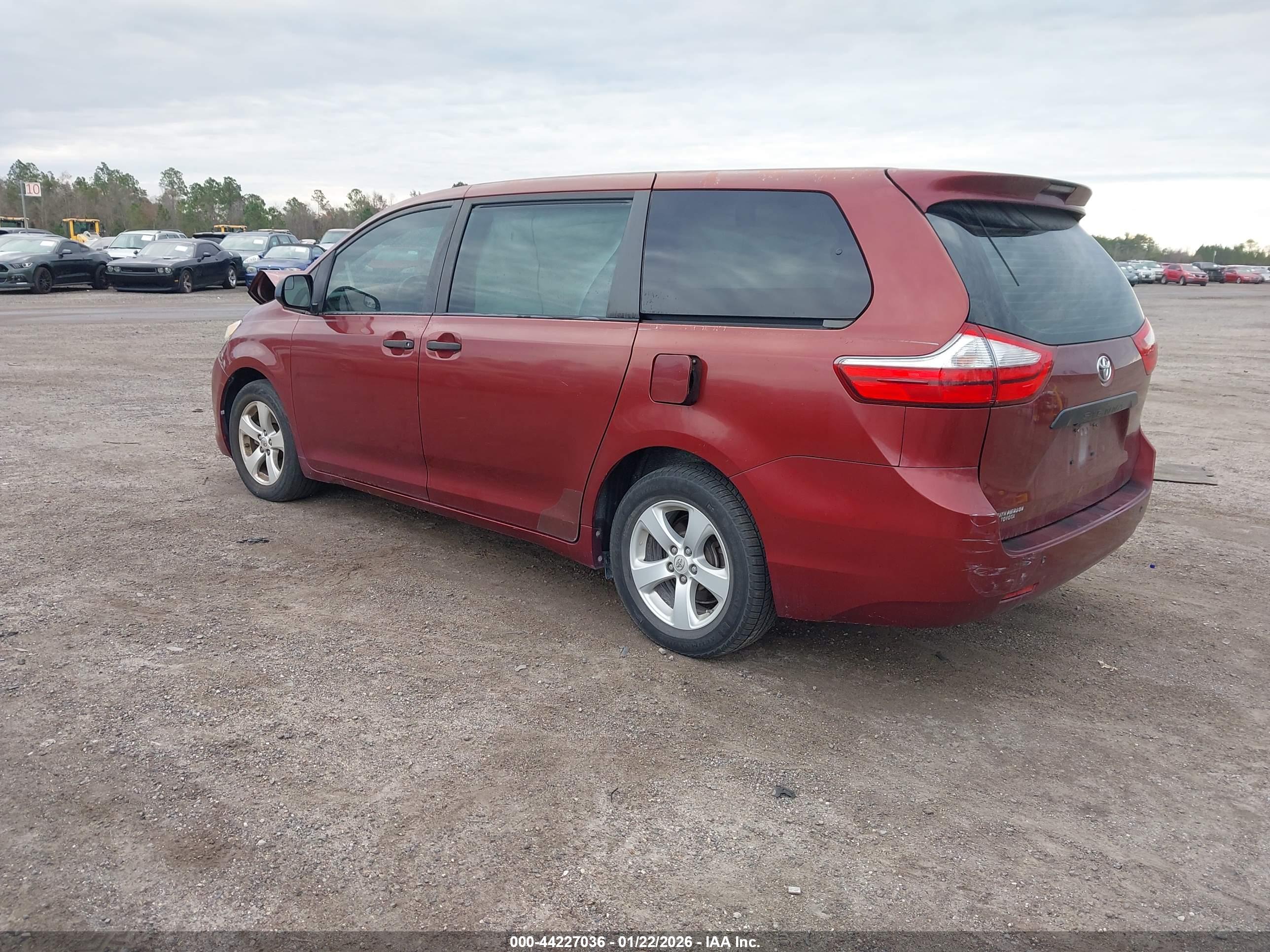TOYOTA SIENNA image 3