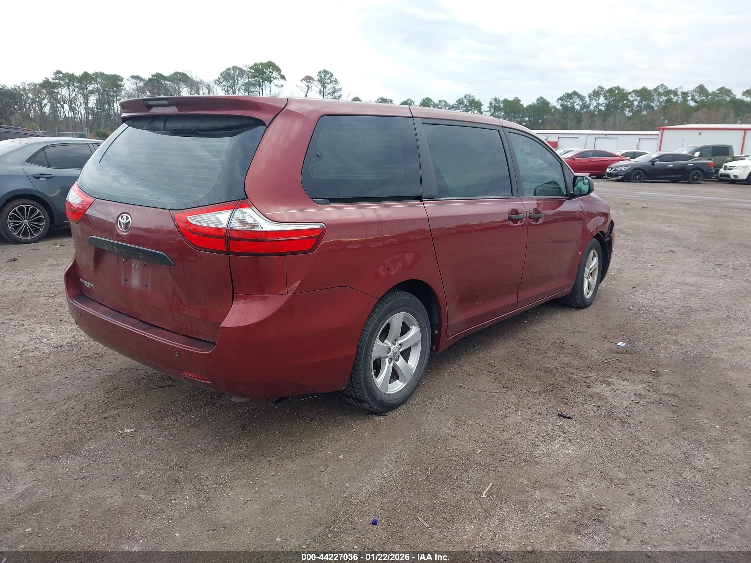 TOYOTA SIENNA image 4