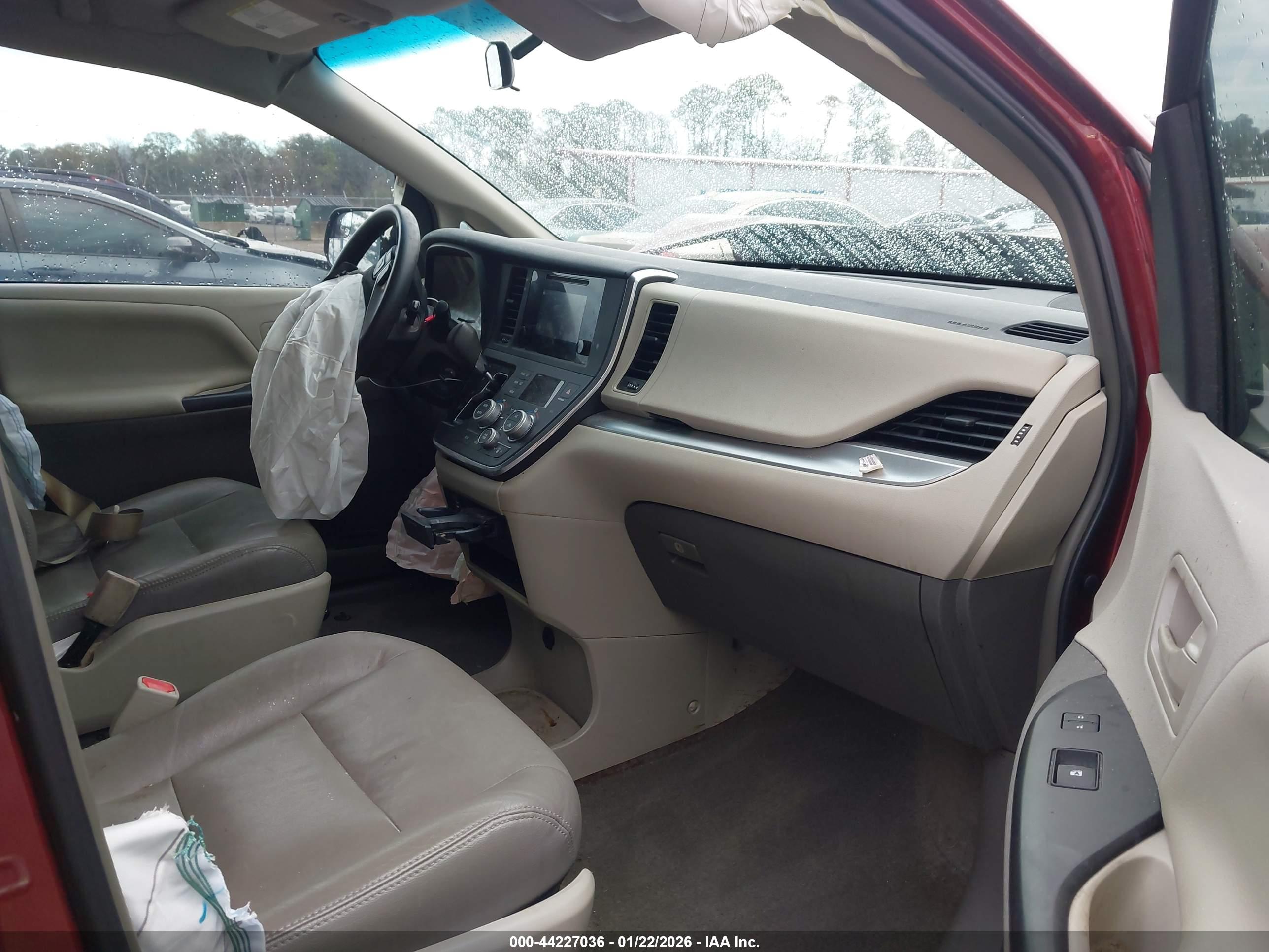 TOYOTA SIENNA image 5