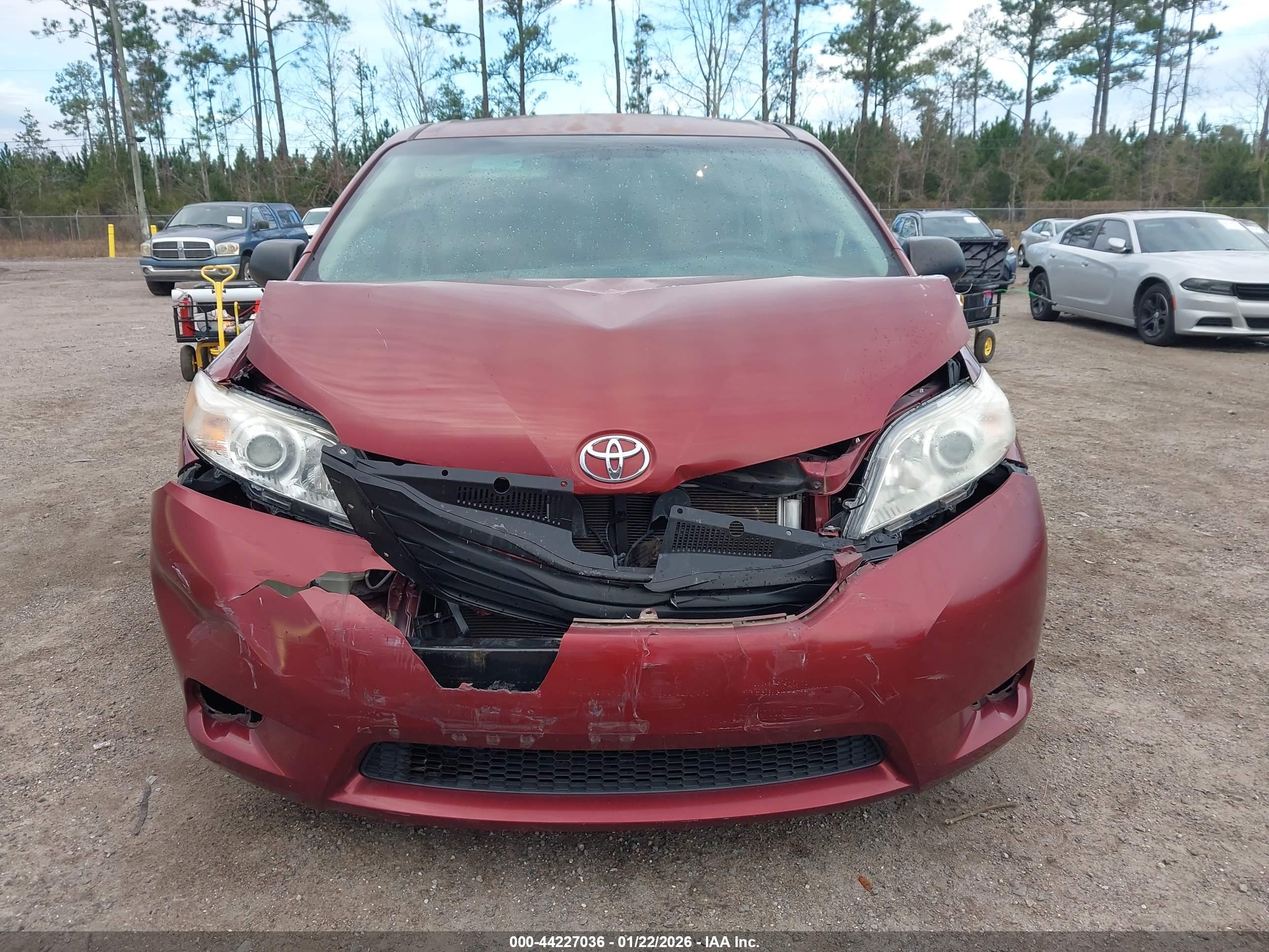TOYOTA SIENNA image 6