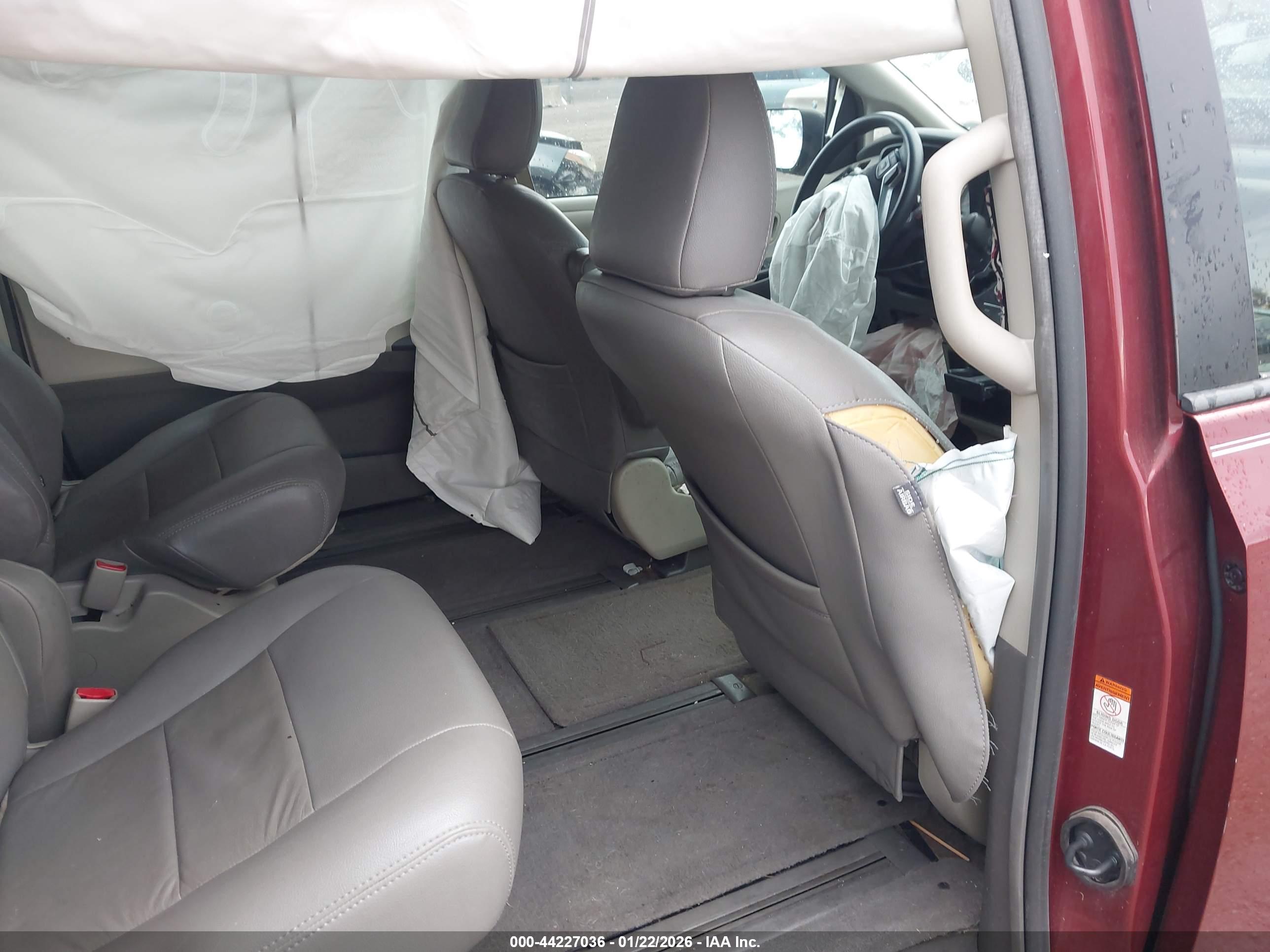 TOYOTA SIENNA image 8