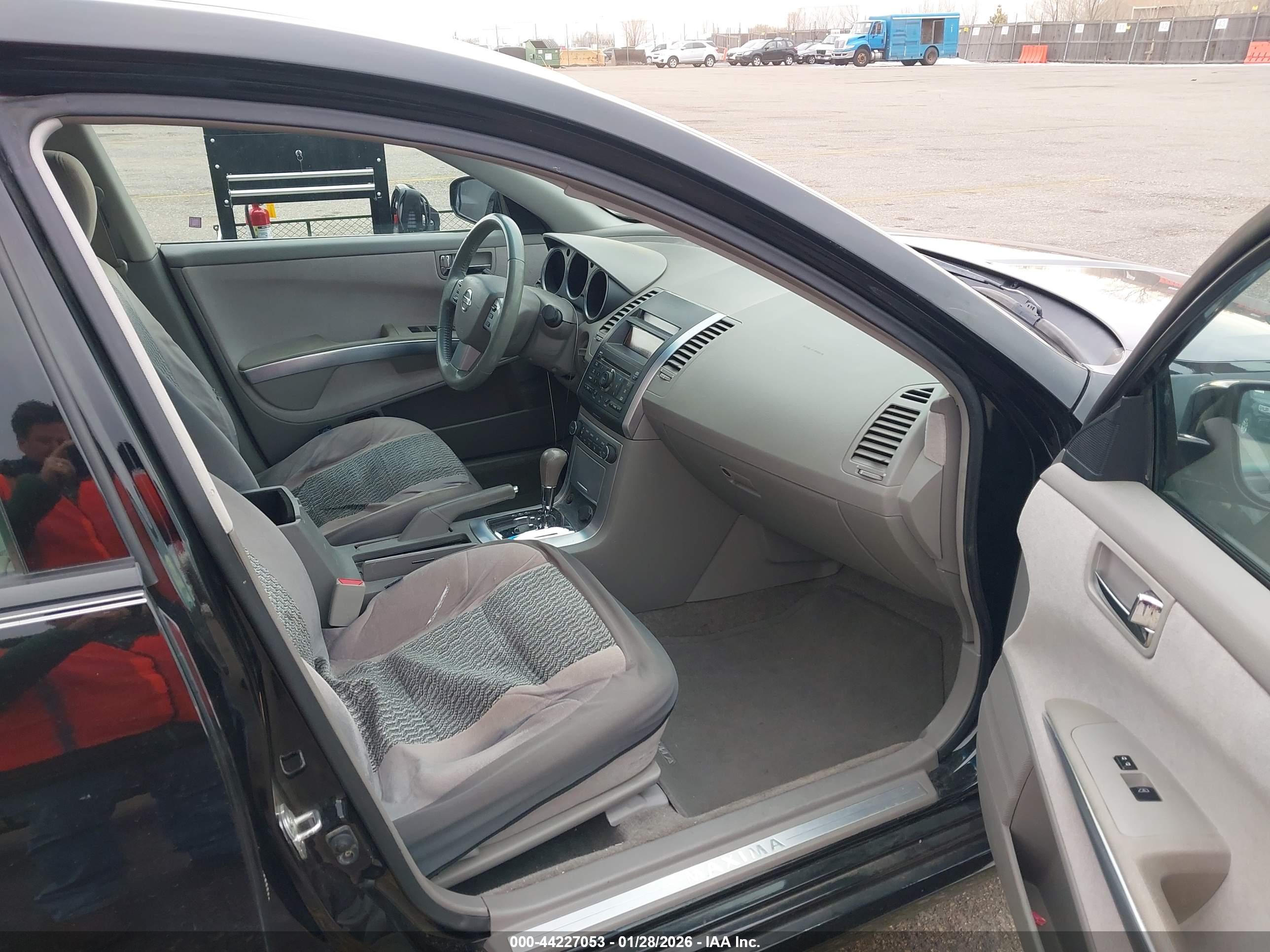 NISSAN MAXIMA image 5