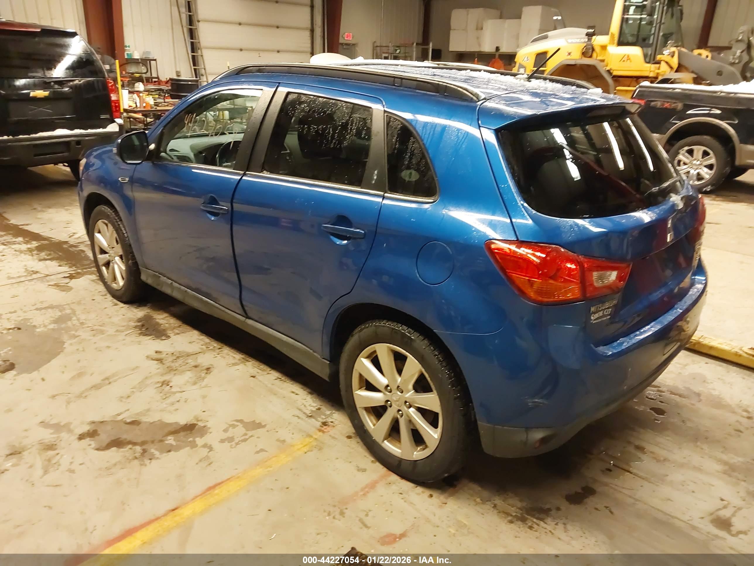 MITSUBISHI OUTLANDER image 3