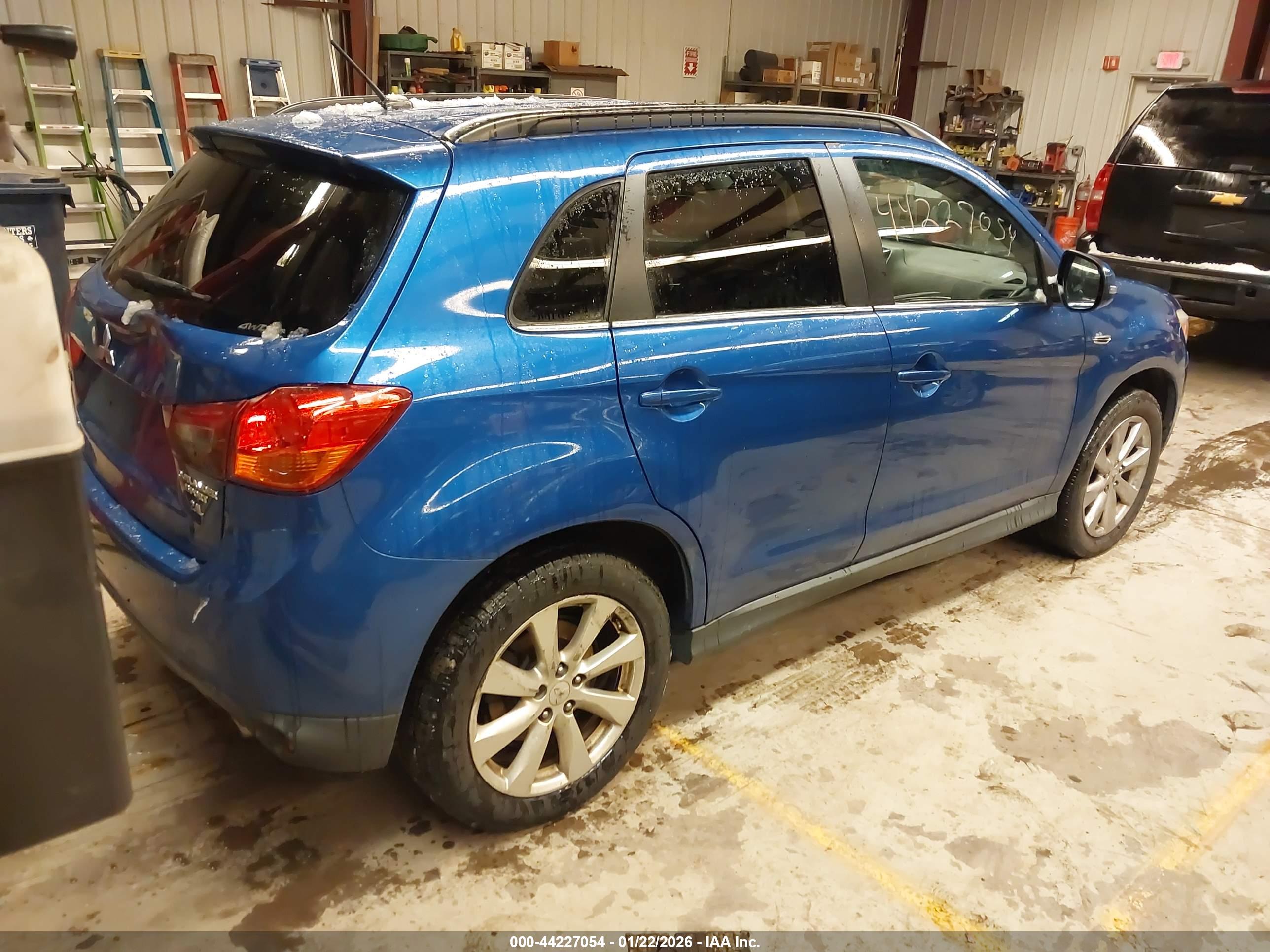 MITSUBISHI OUTLANDER image 4