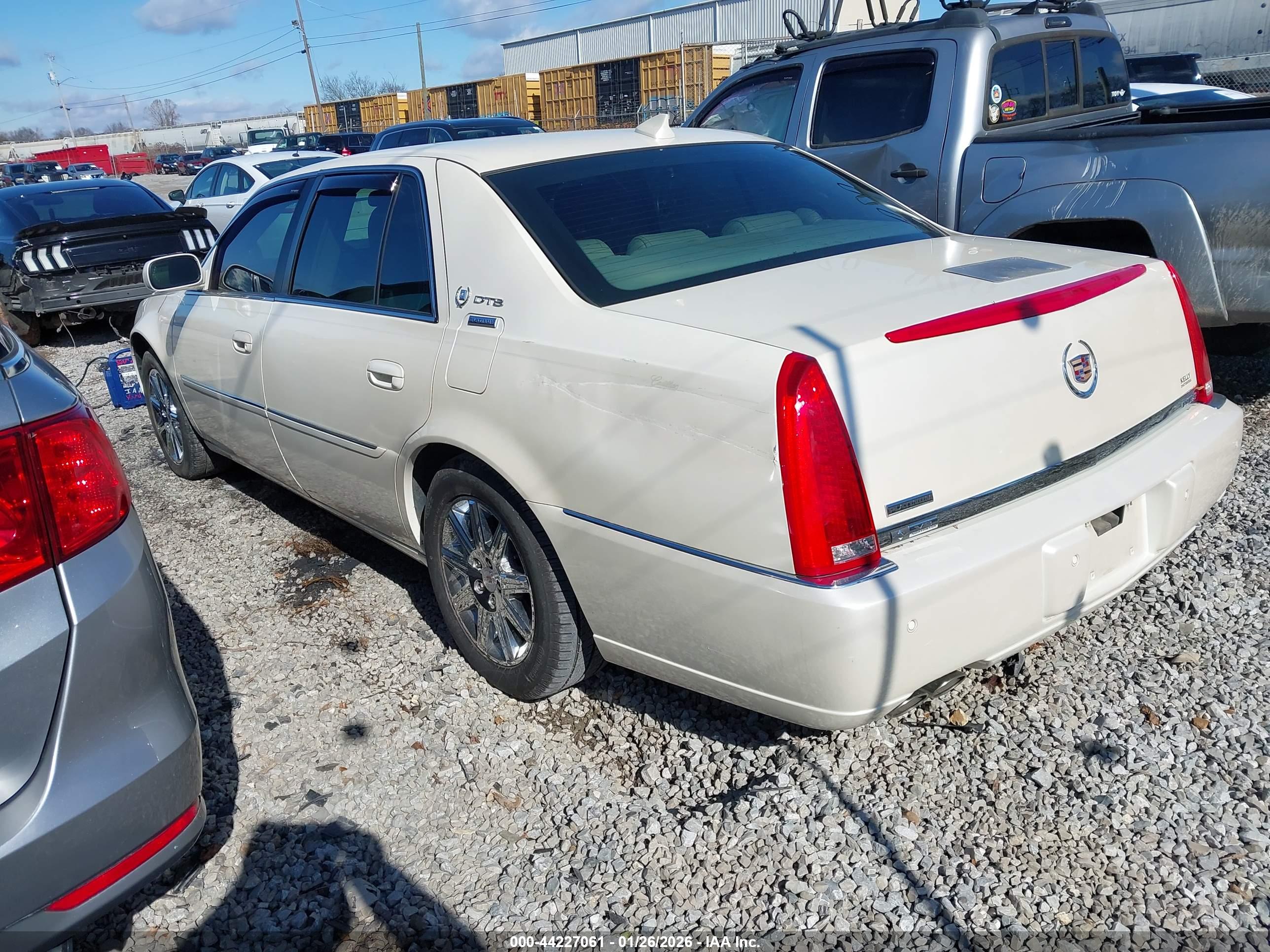CADILLAC DTS image 3