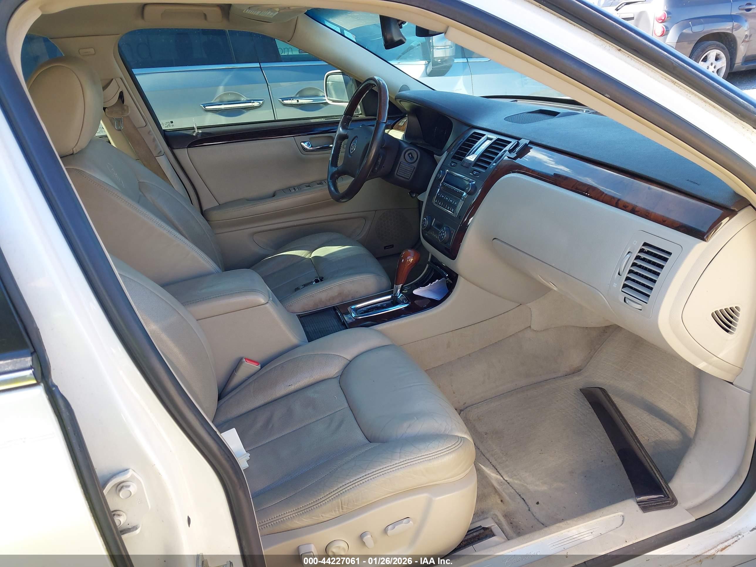 CADILLAC DTS image 5