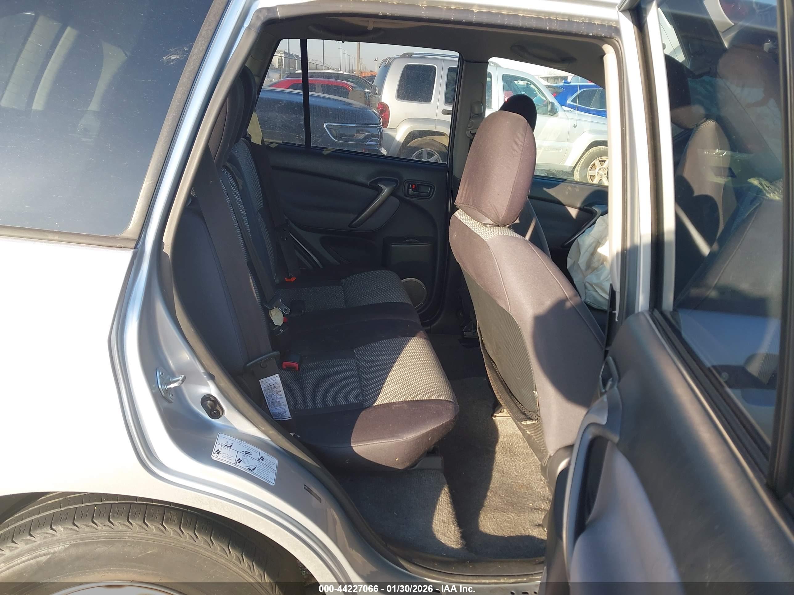 TOYOTA RAV4 image 8